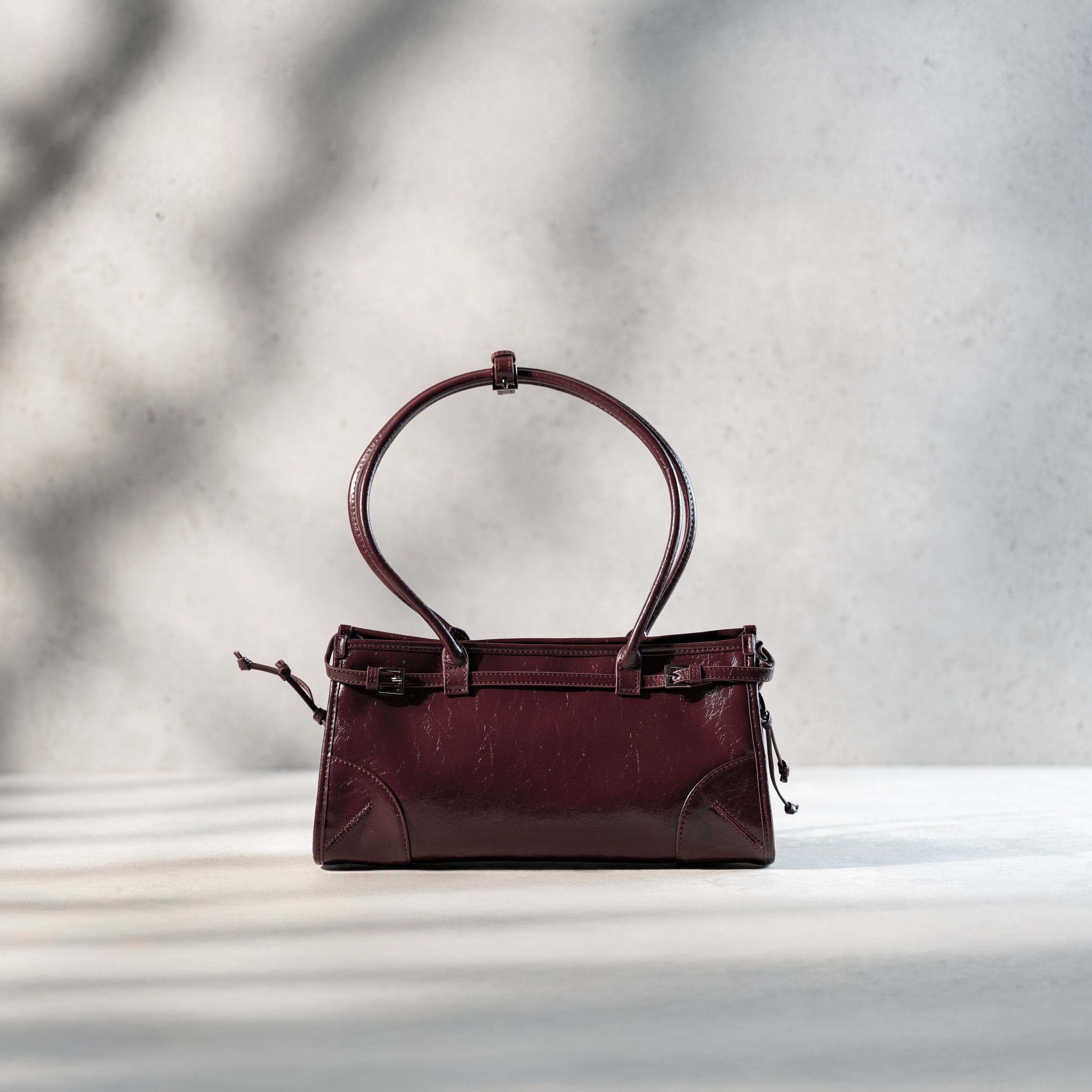 sac à main forme baguette en cuir verni pour femme