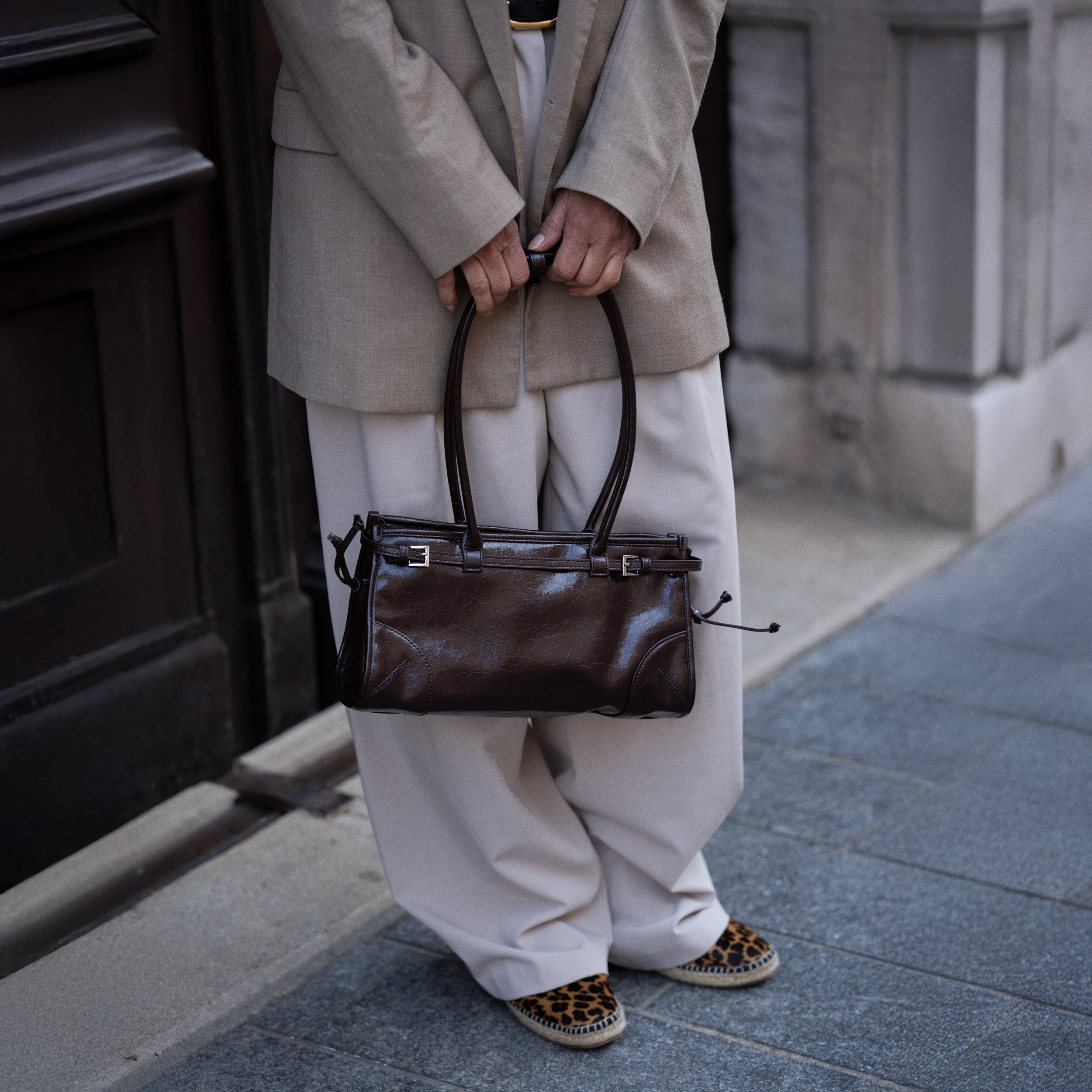 grand sac cabas pour femme noir porté à la main