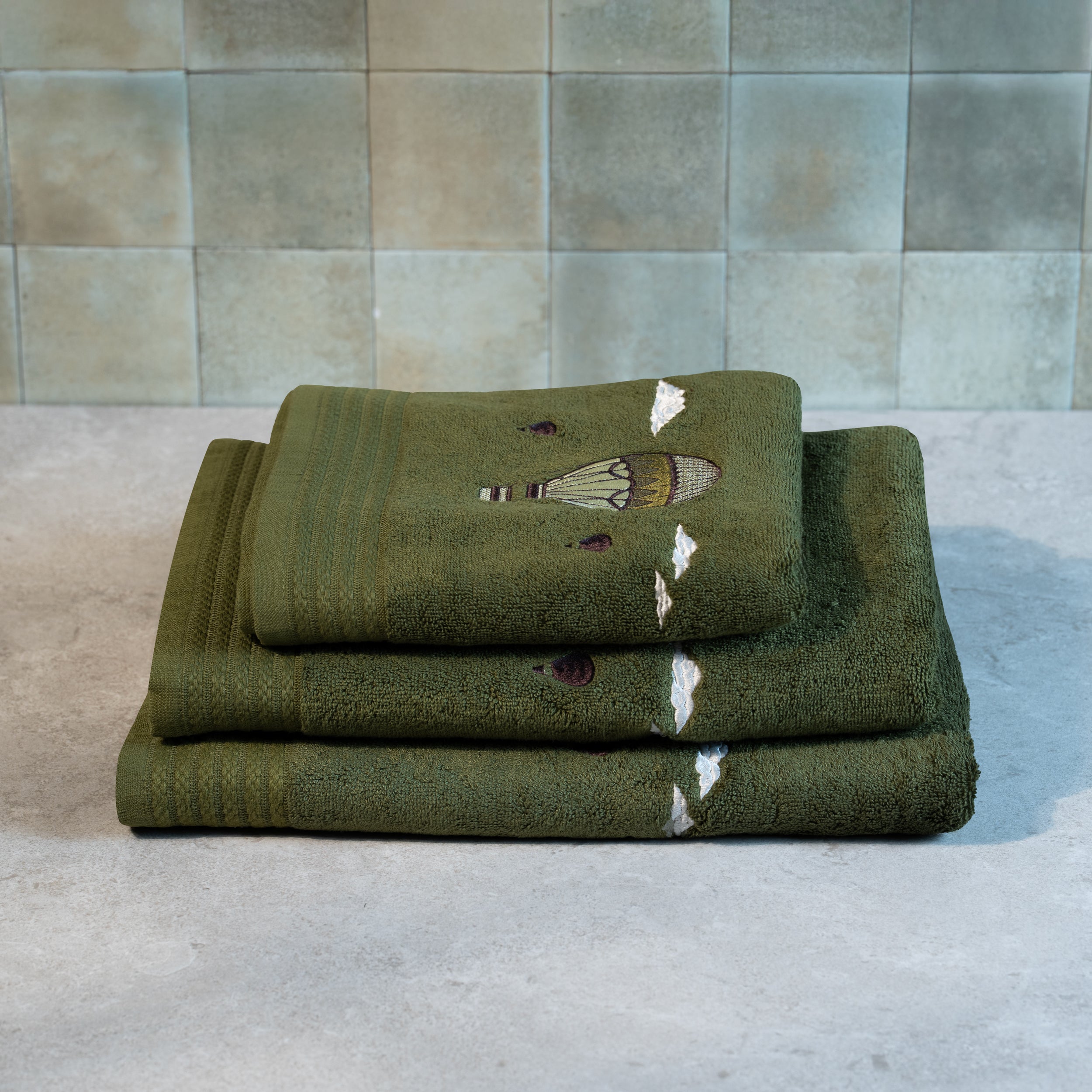 Serviette de bain verte brodée – Traversée des Rêves