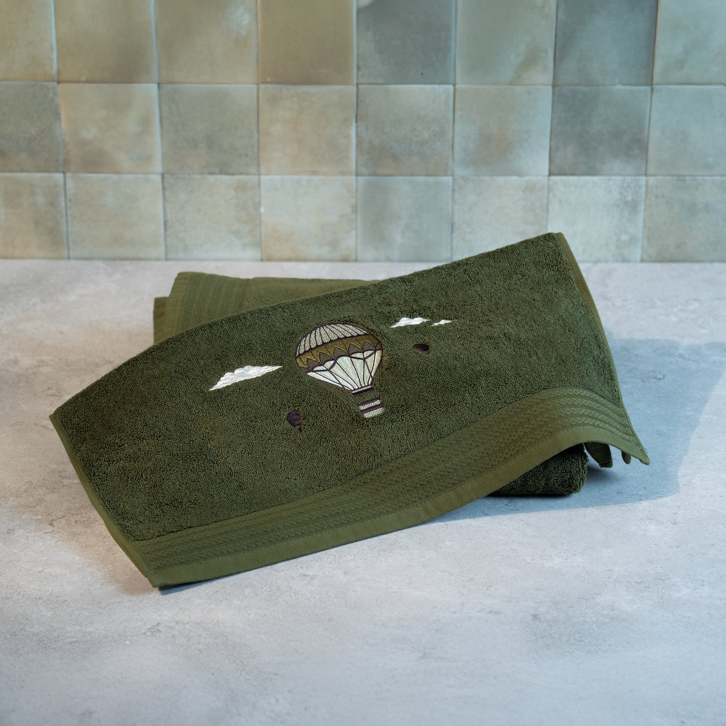 Serviette de bain verte brodée – Traversée des Rêves