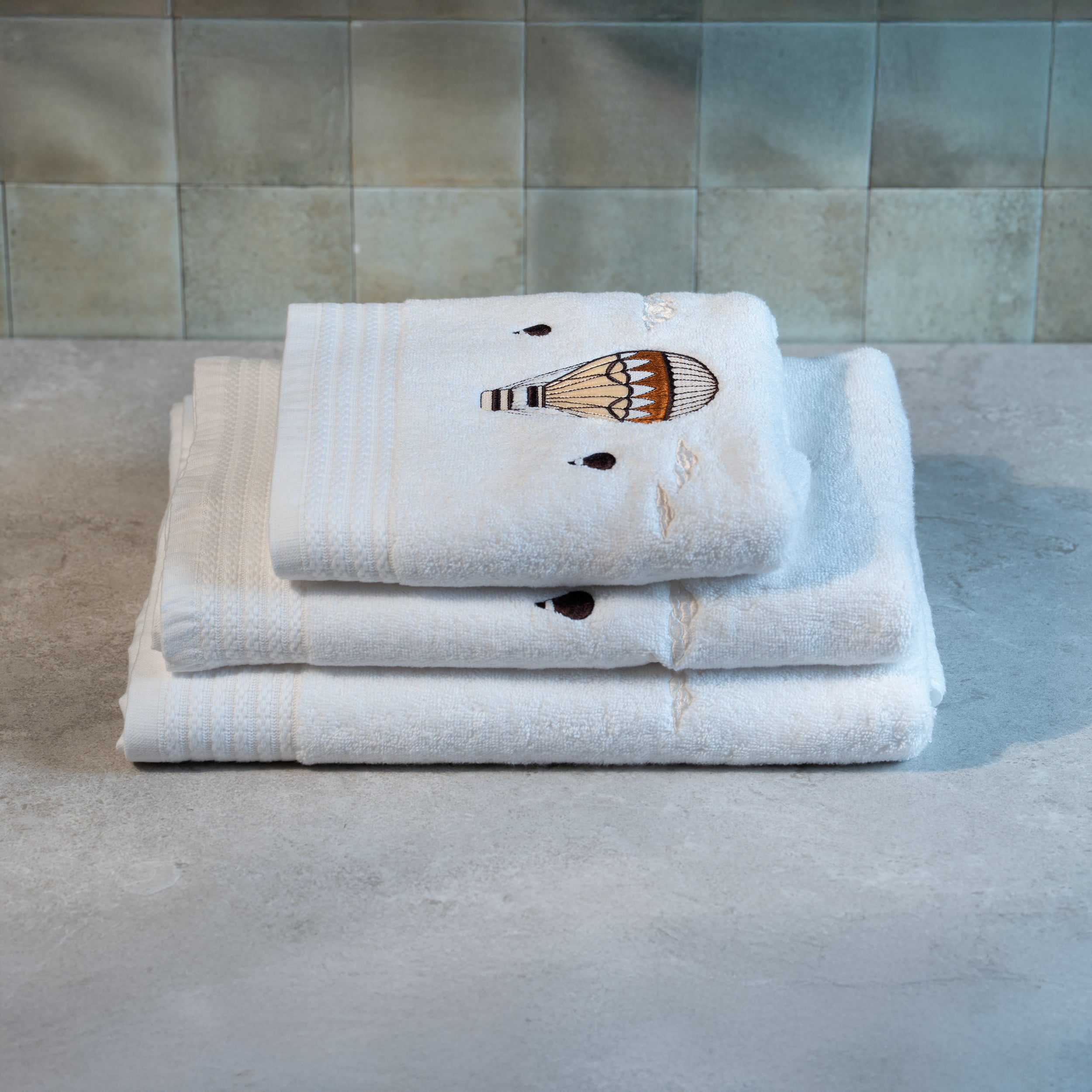 Serviette de bain blanche brodée – Traversée des Rêves