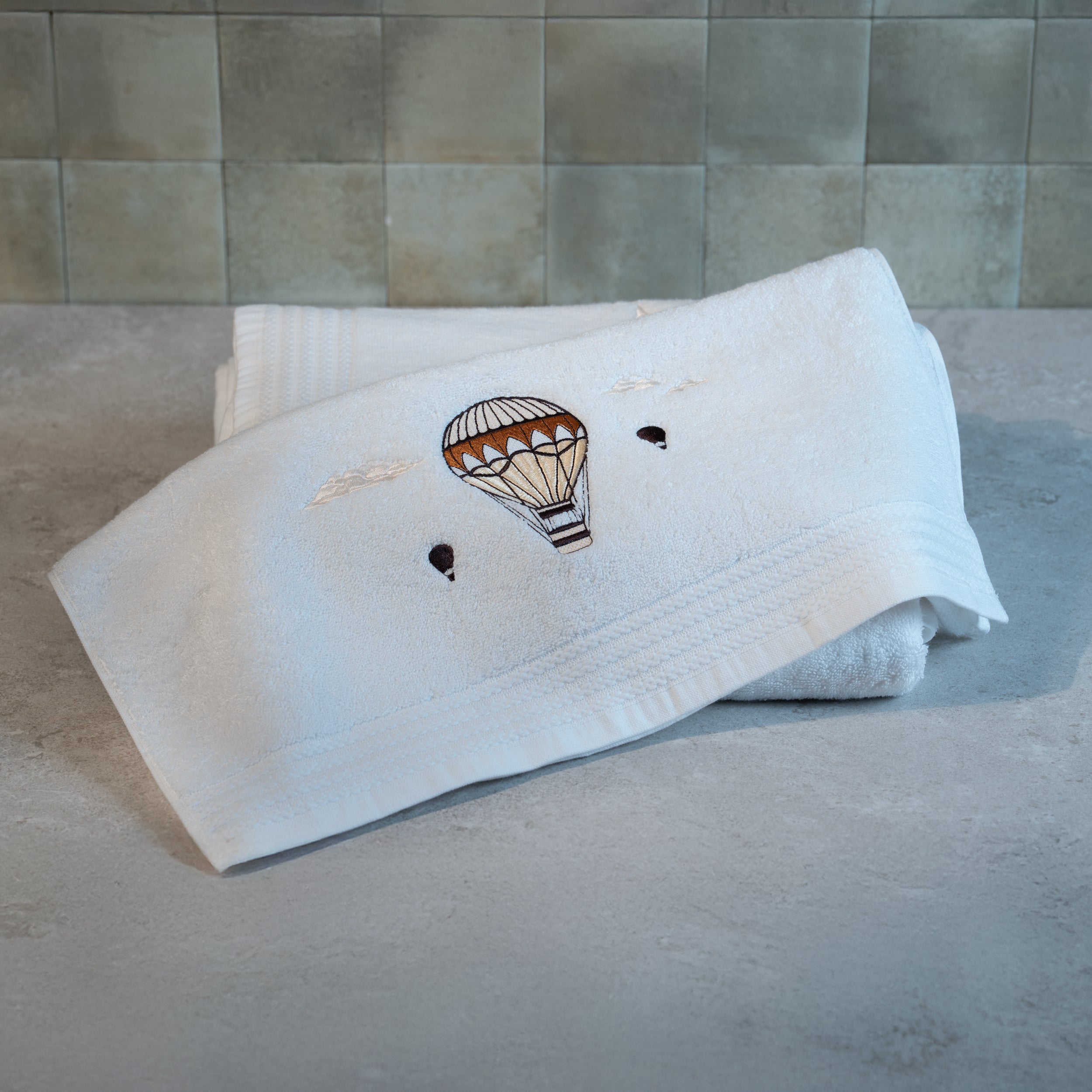 Serviette de bain blanche brodée – Traversée des Rêves