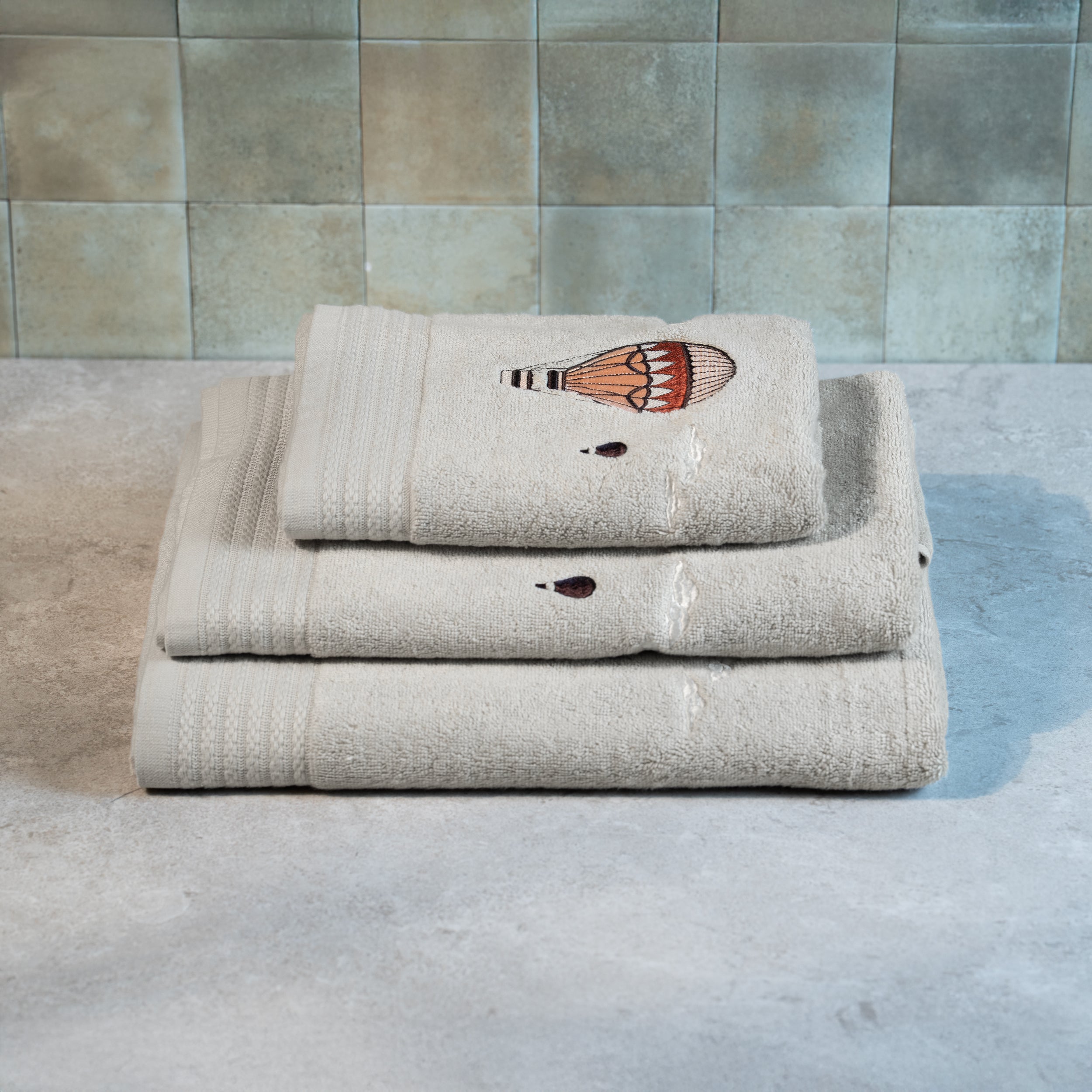Serviette de bain beige brodée – Traversée des Rêves