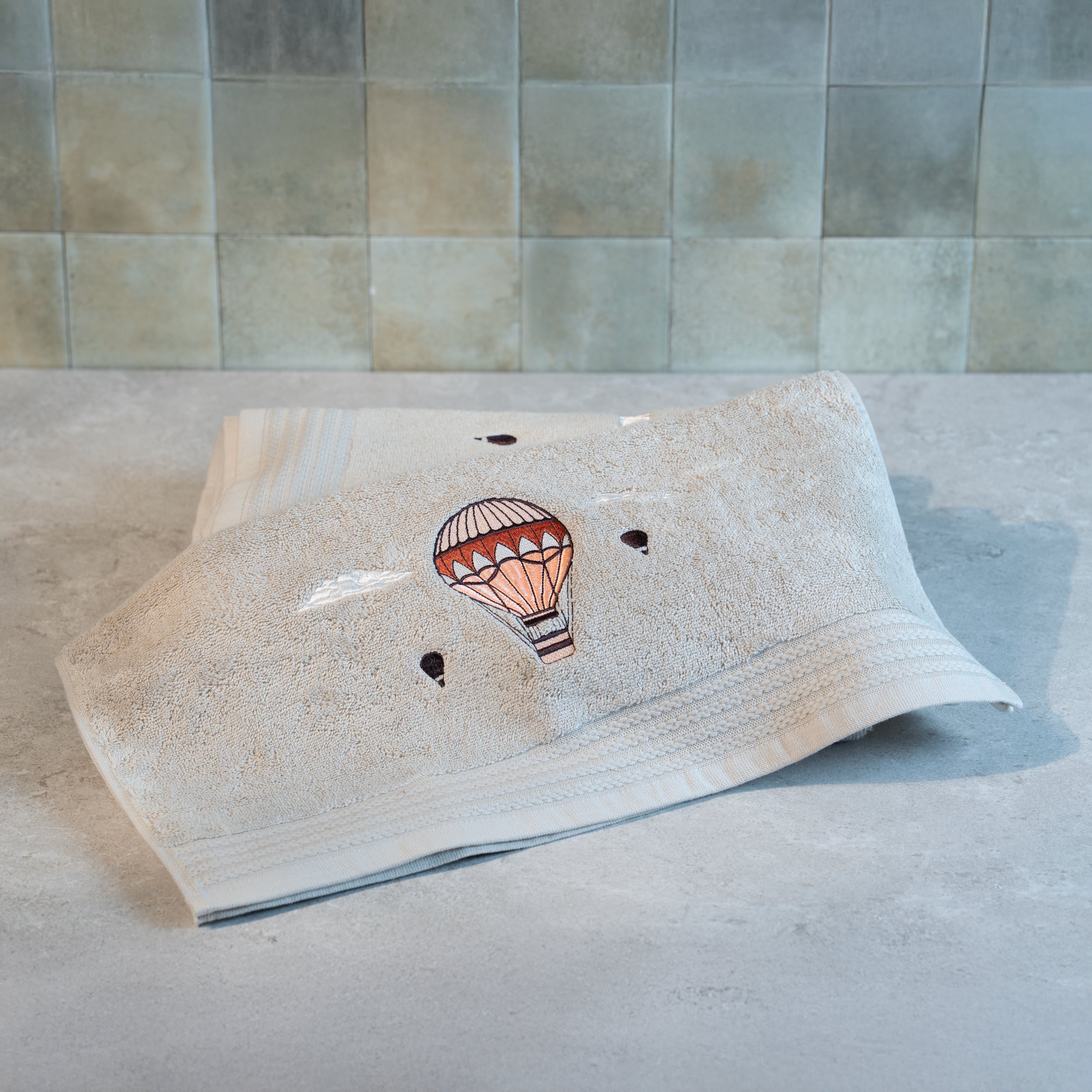Serviette de bain beige brodée – Traversée des Rêves