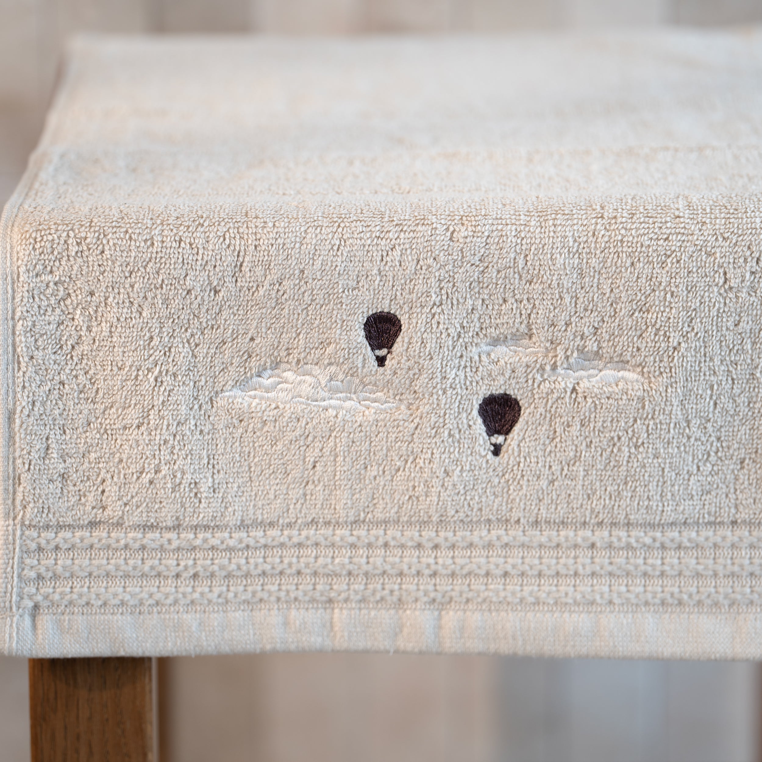 Serviette invité beige brodée - Traversée des Rêves