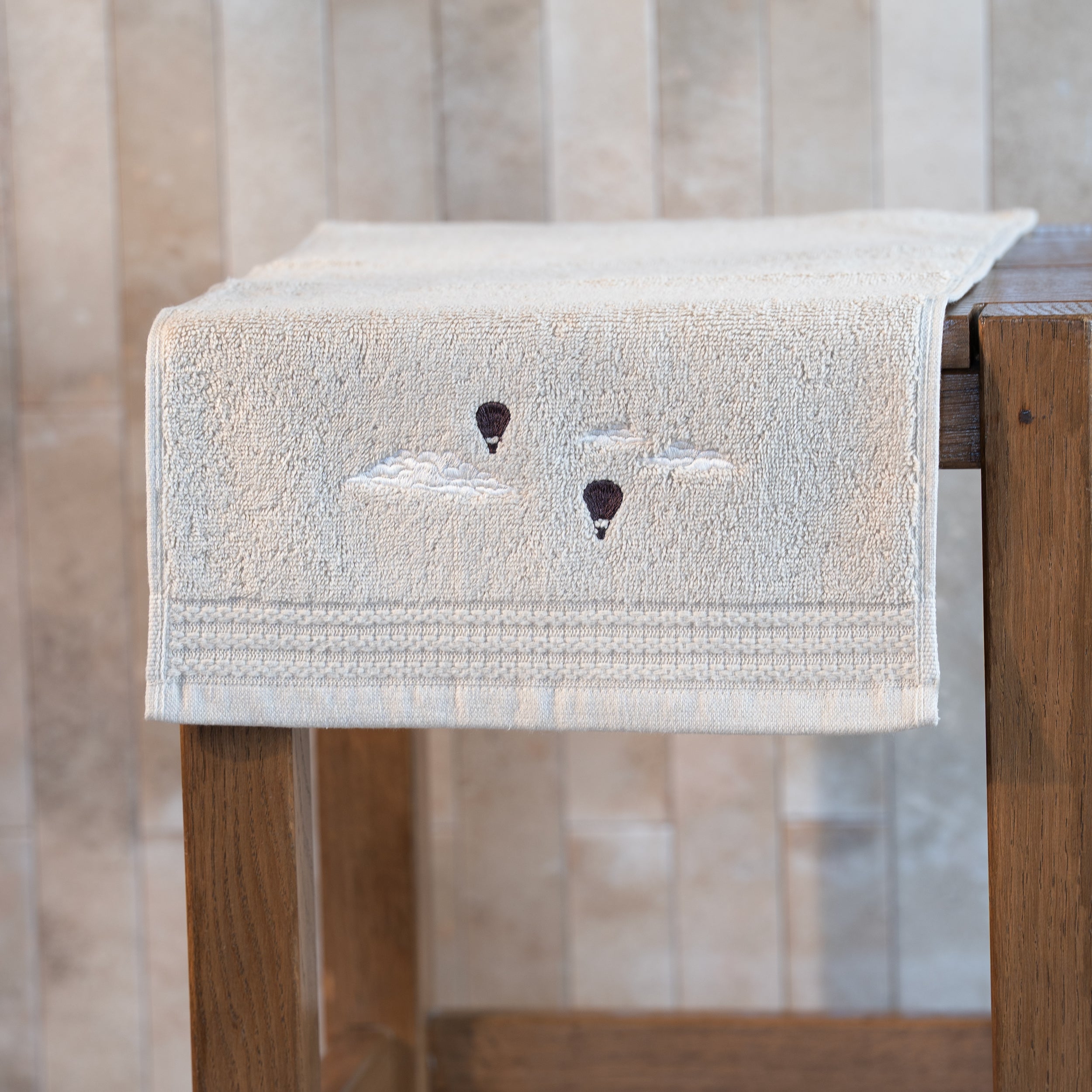 Serviette invité beige brodée - Traversée des Rêves