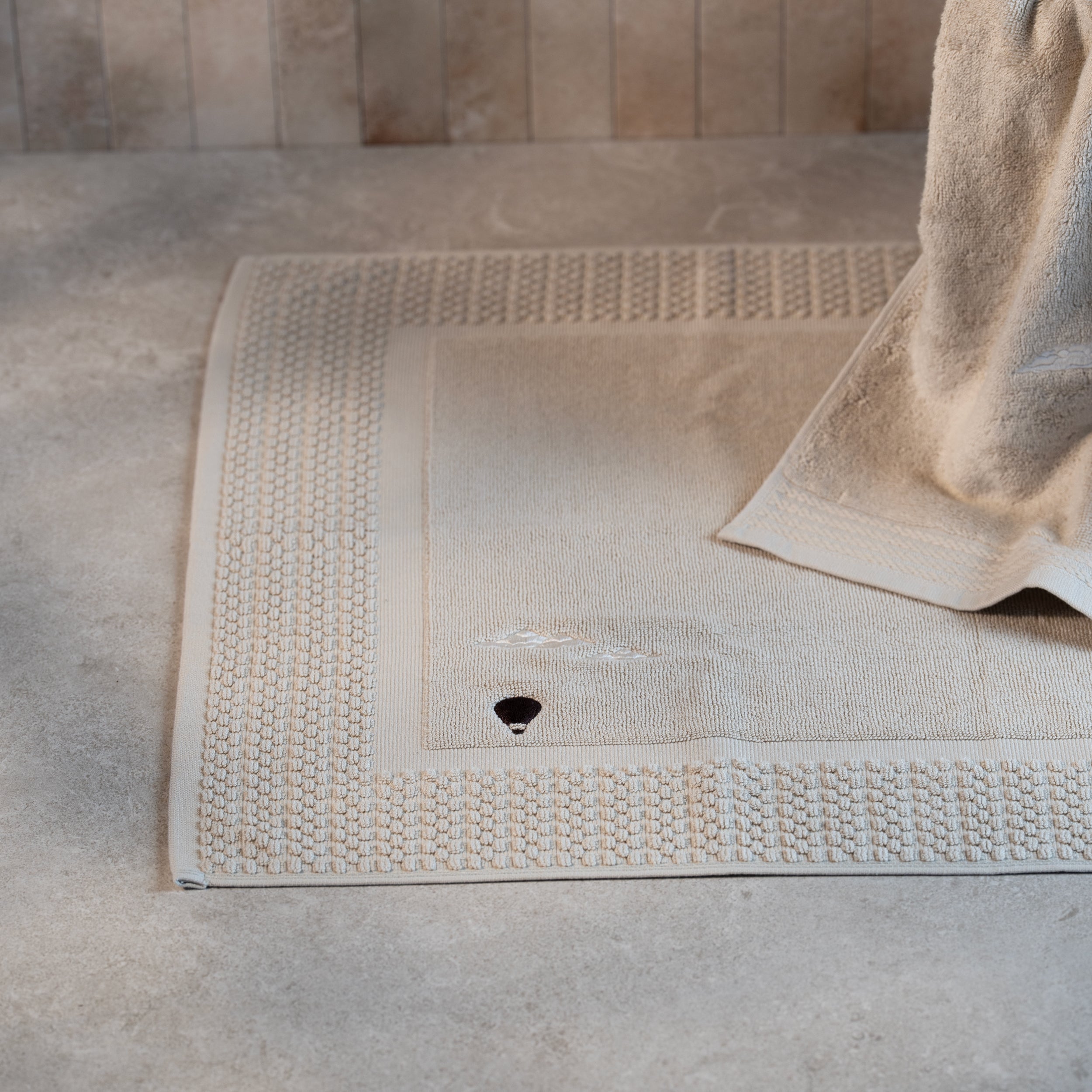 Tapis de bain beige brodé - Traversée des Rêves