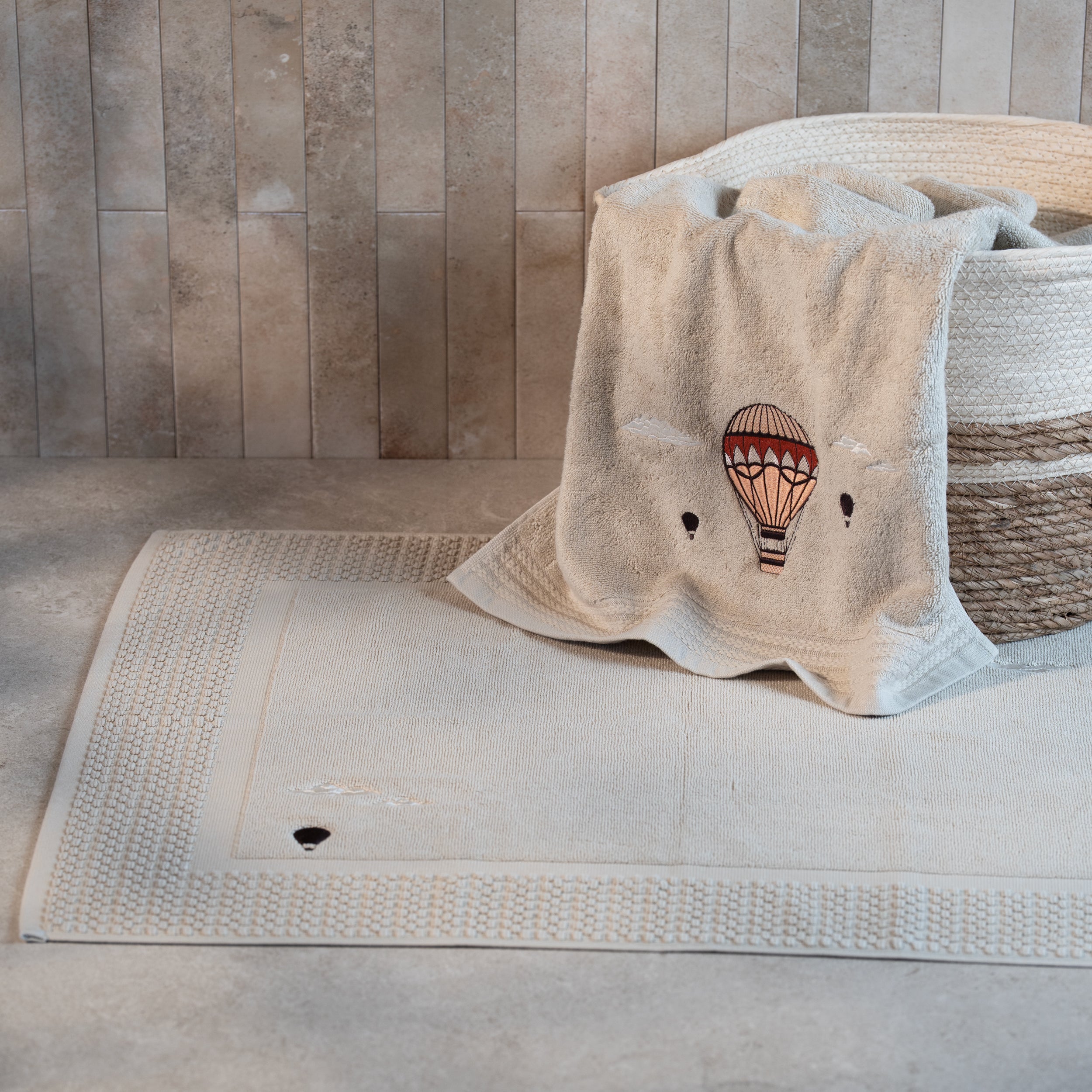 Tapis de bain beige brodé - Traversée des Rêves