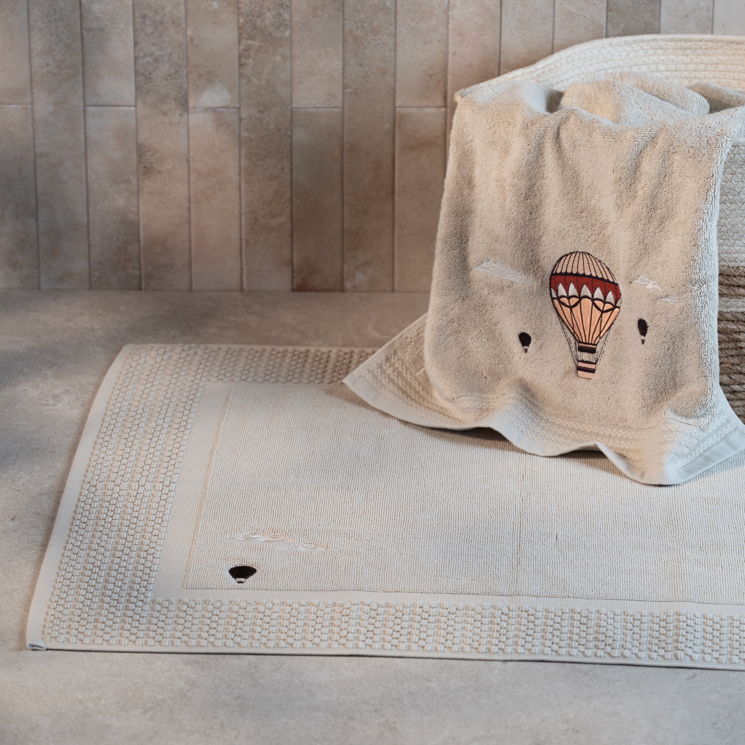 Serviette de bain beige brodée – Traversée des Rêves