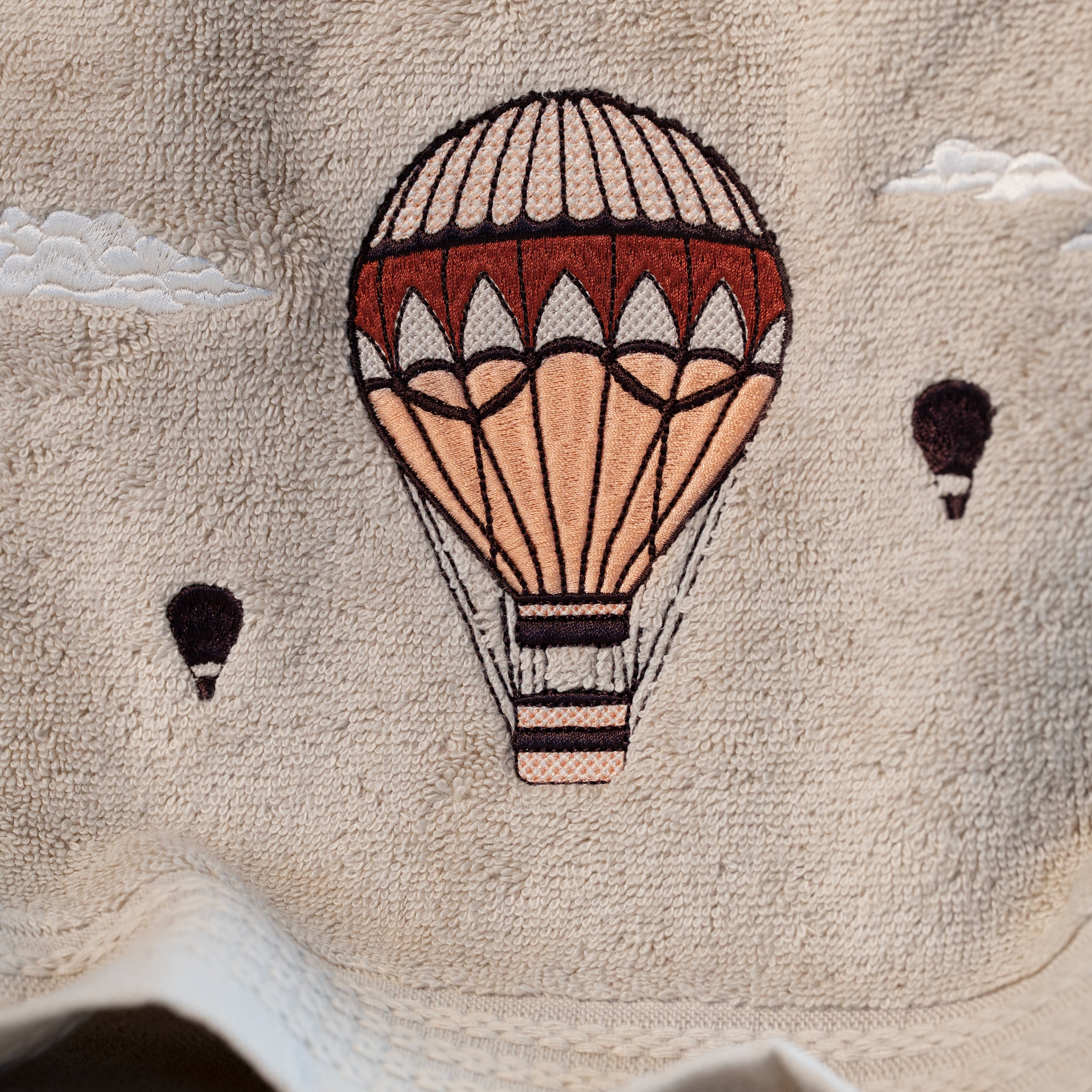 Serviette de bain beige brodée – Traversée des Rêves