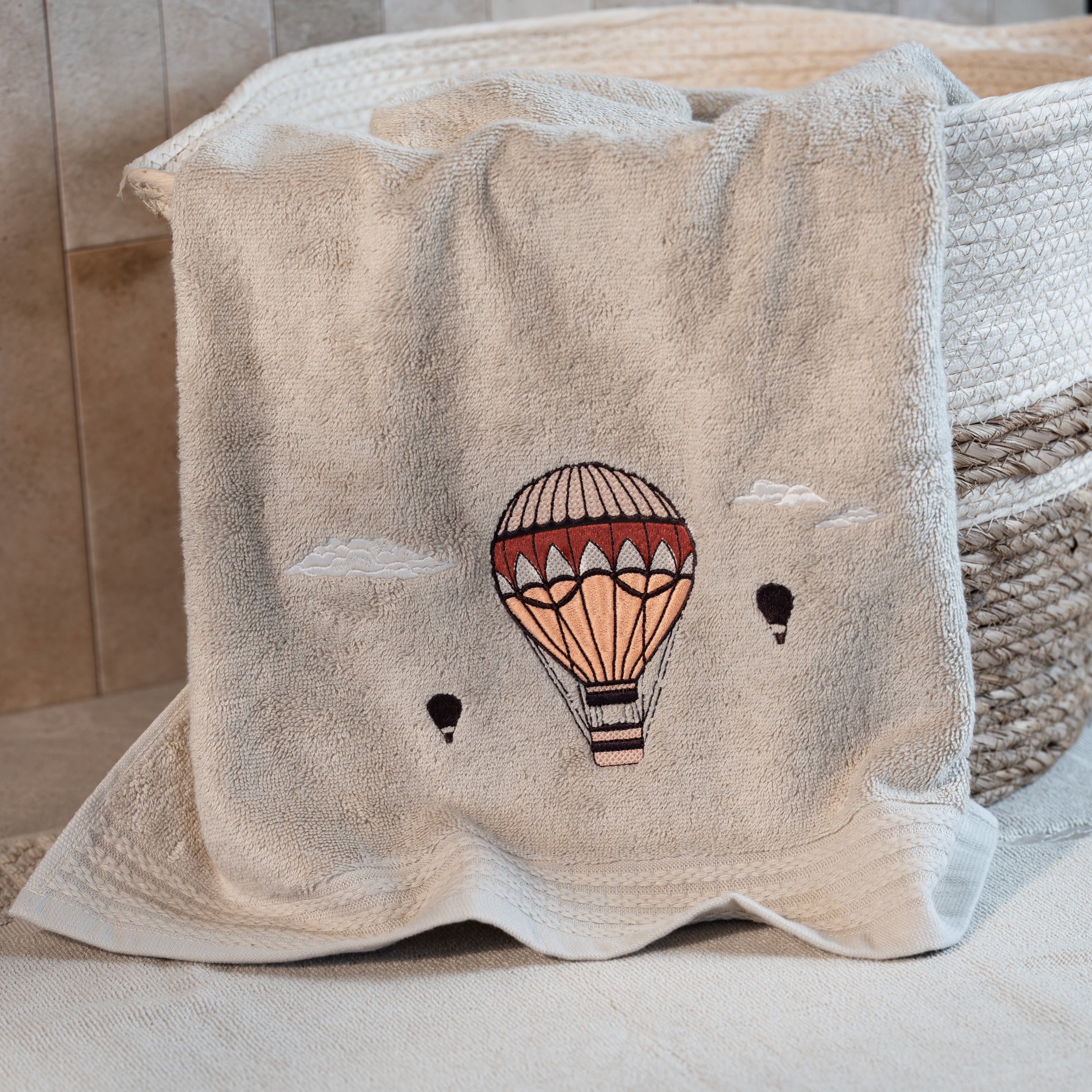 Serviette de bain beige brodée – Traversée des Rêves