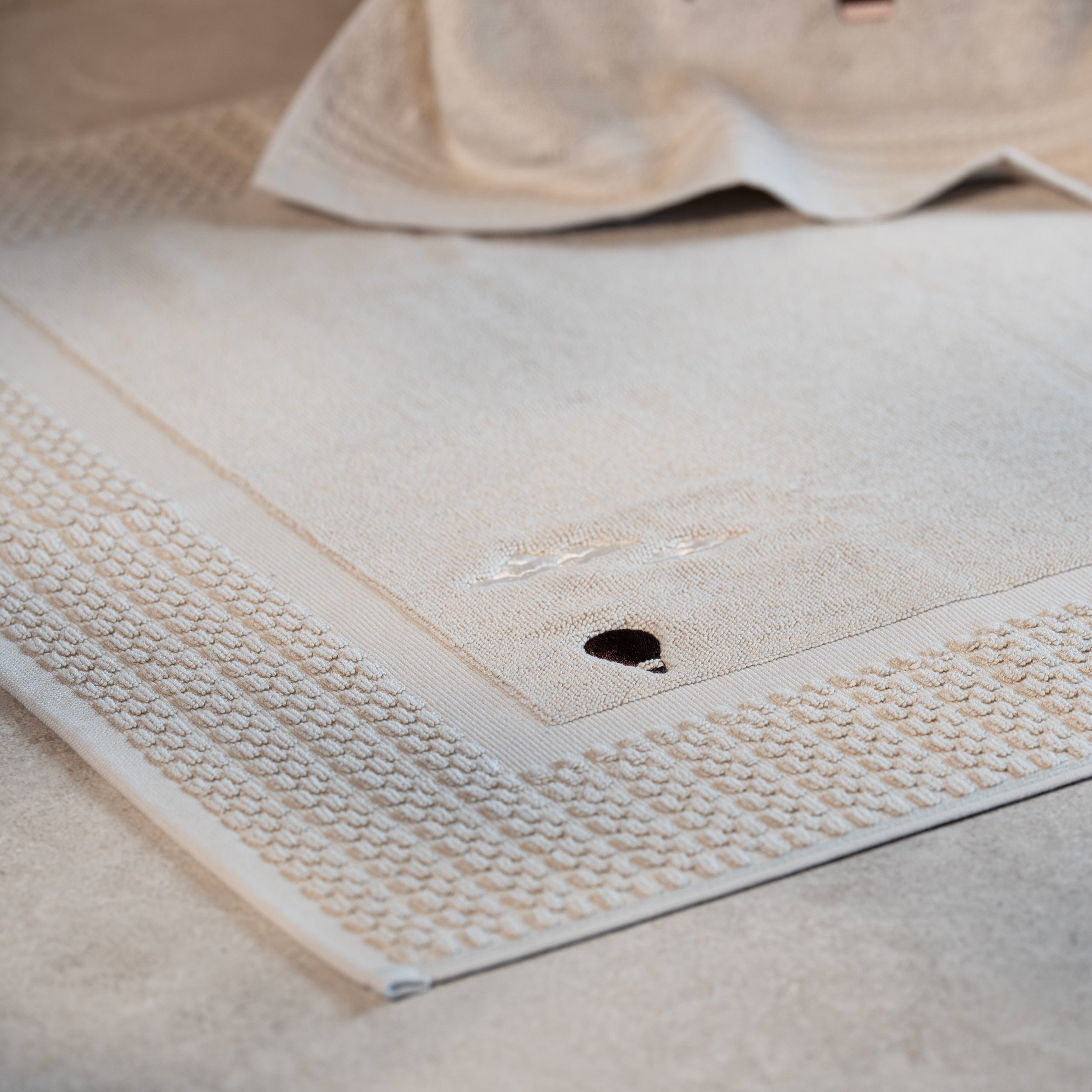 Tapis de bain beige brodé - Traversée des Rêves
