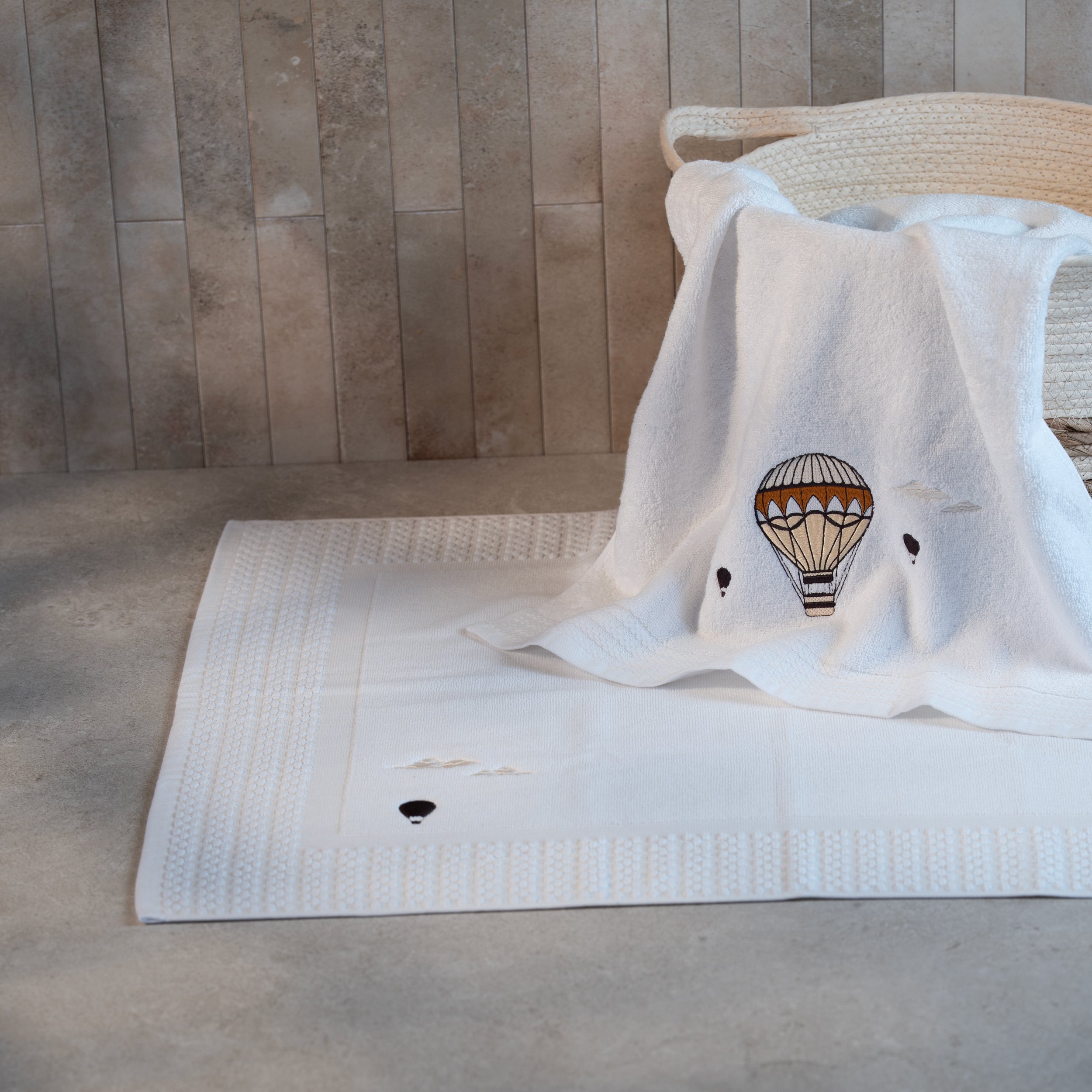 Serviette de bain blanche brodée – Traversée des Rêves