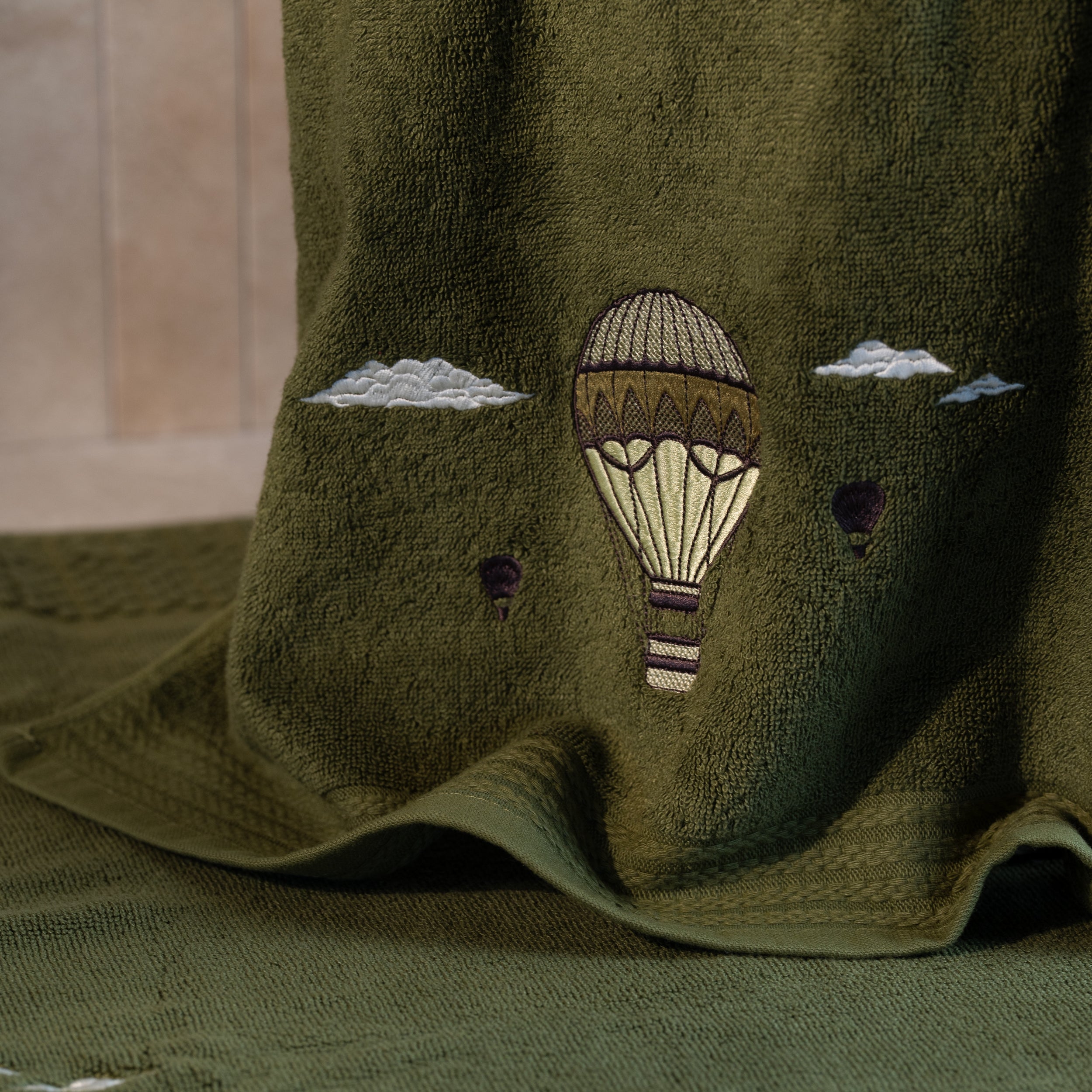 Serviette de bain verte brodée – Traversée des Rêves