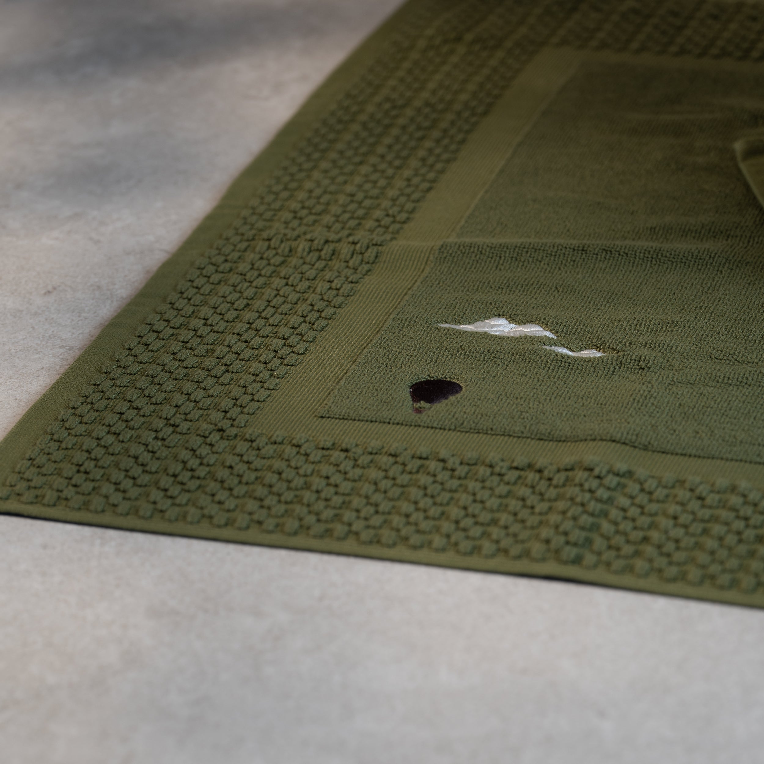Tapis de bain vert brodé - Traversée des Rêves