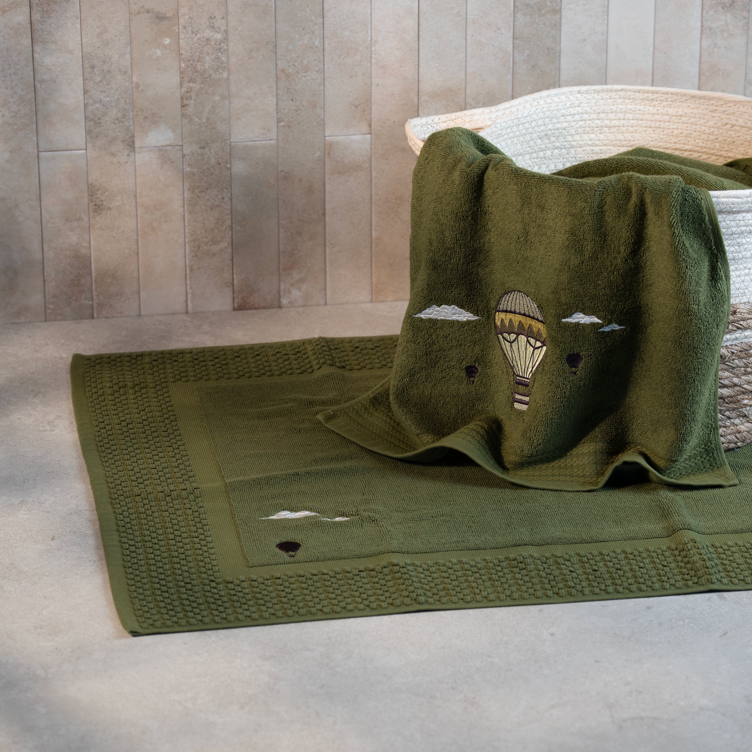 Serviette de bain verte brodée – Traversée des Rêves