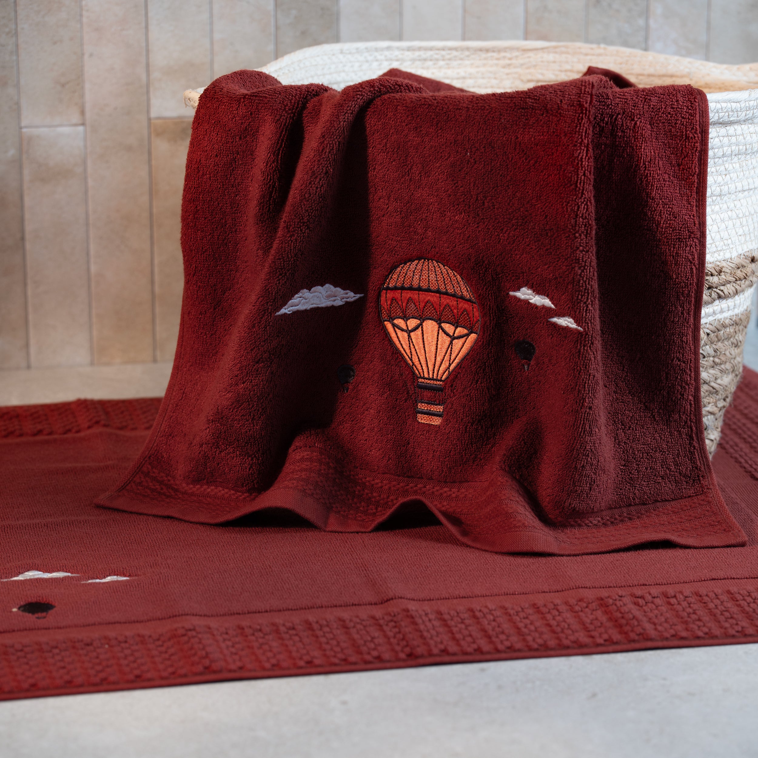 Serviette de bain bordeaux brodée – Traversée des Rêves