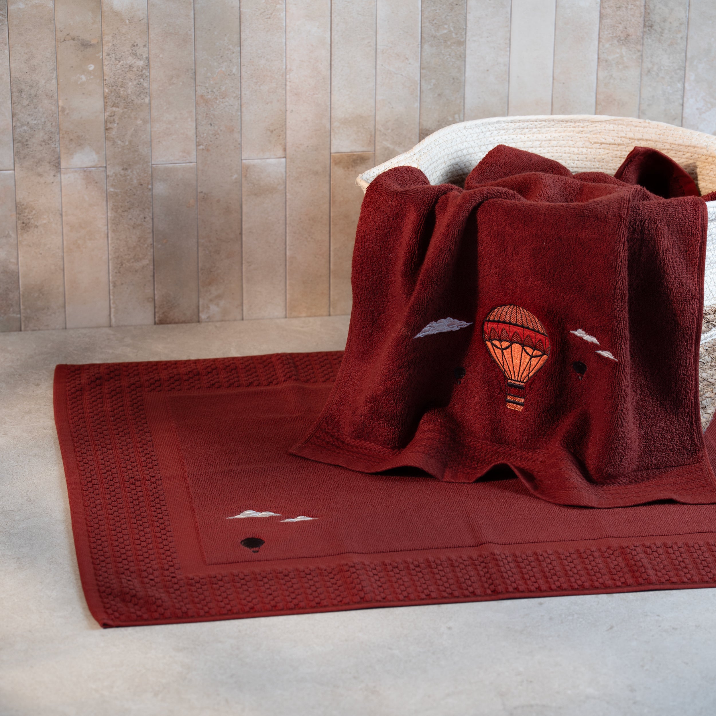 Tapis de bain bordeaux brodé - Traversée des Rêves
