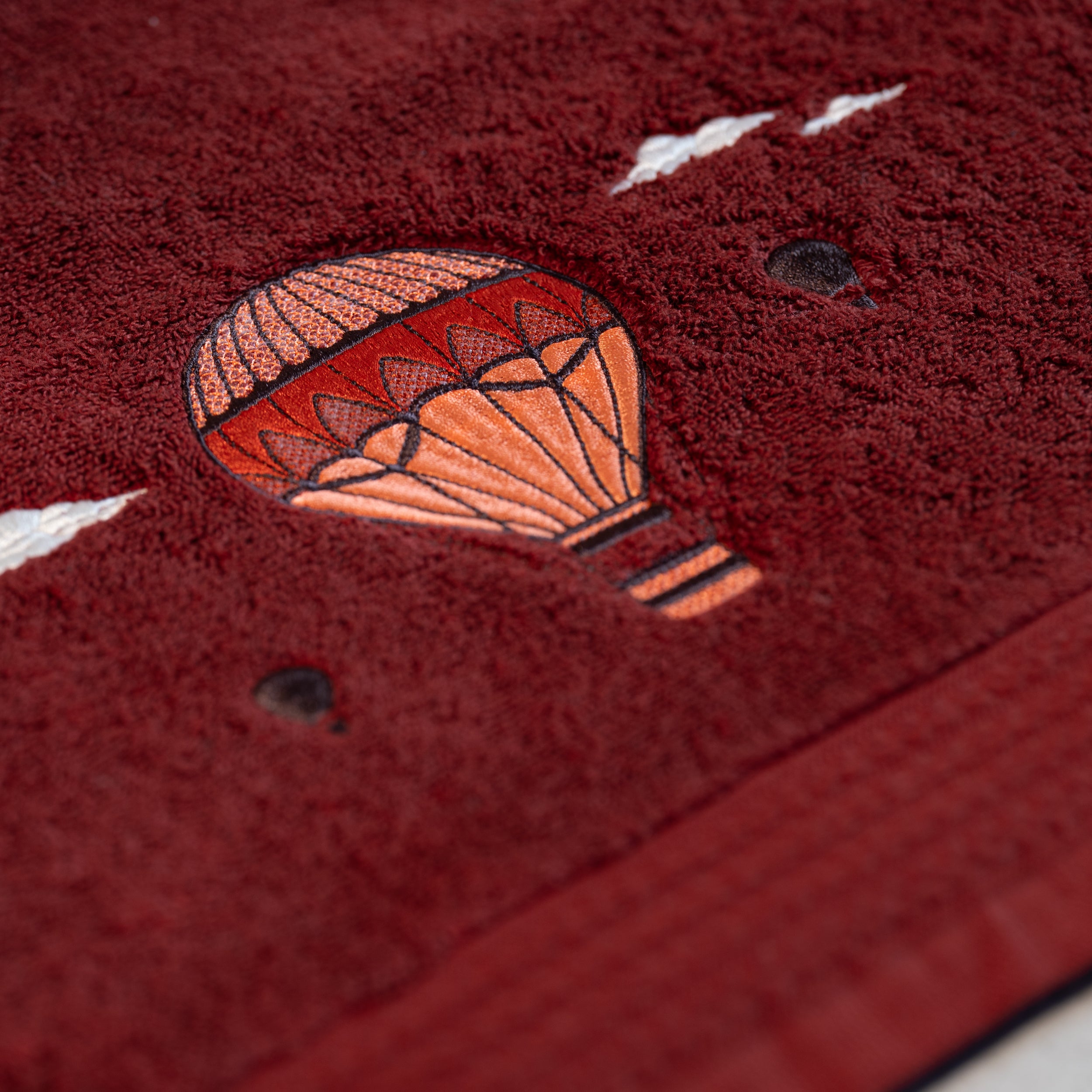 Serviette de bain bordeaux brodée – Traversée des Rêves