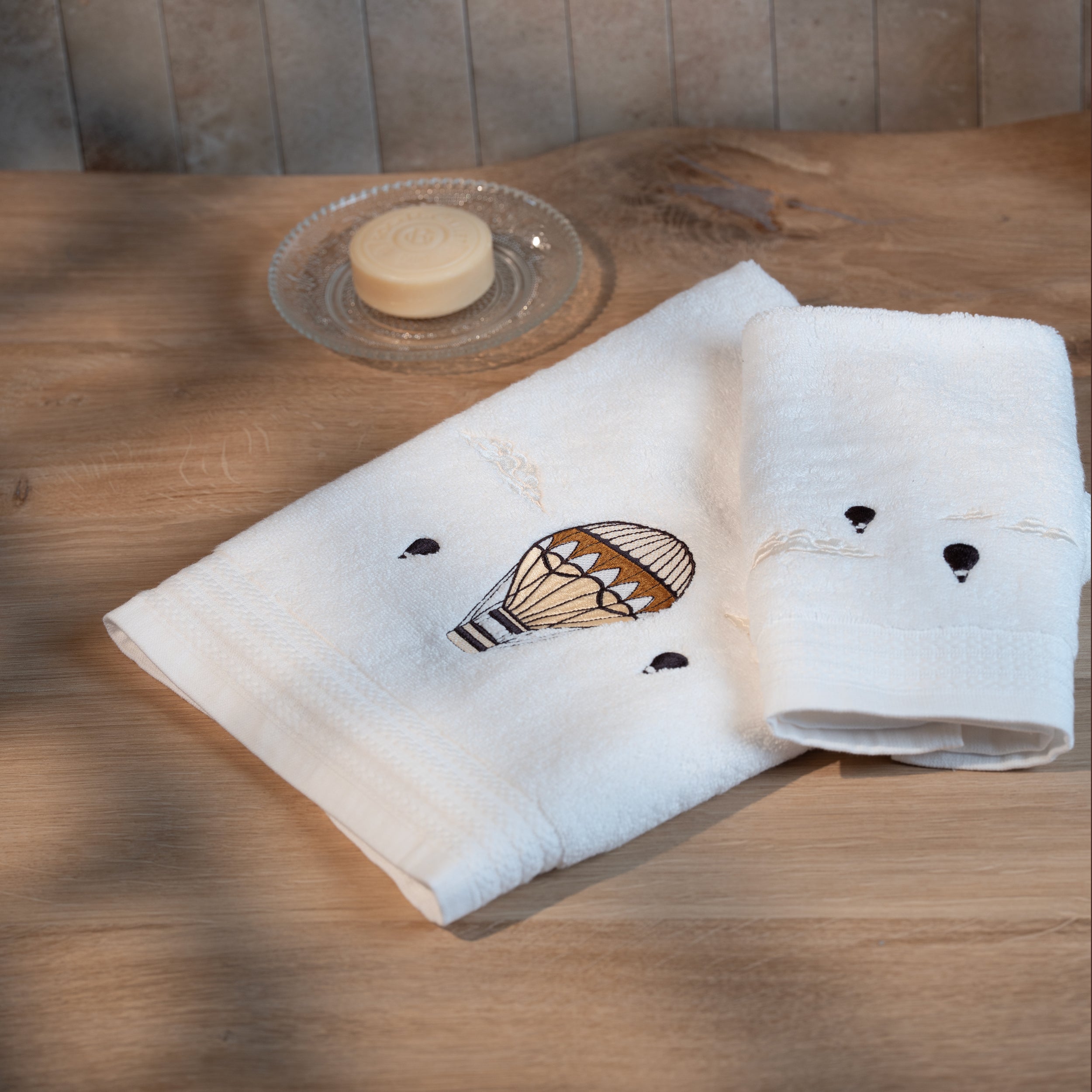 Serviette de bain blanche brodée – Traversée des Rêves