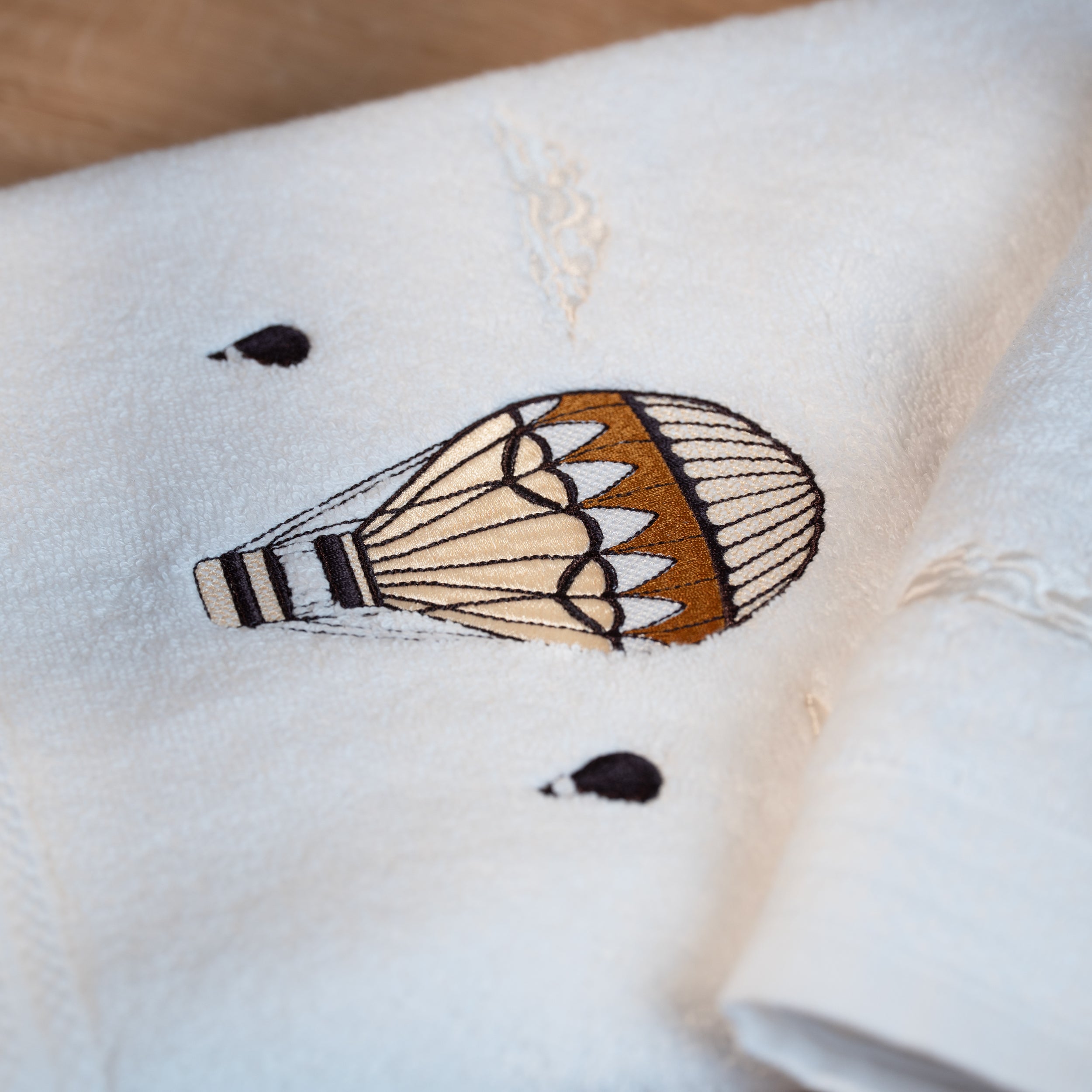 Serviette de bain blanche brodée – Traversée des Rêves