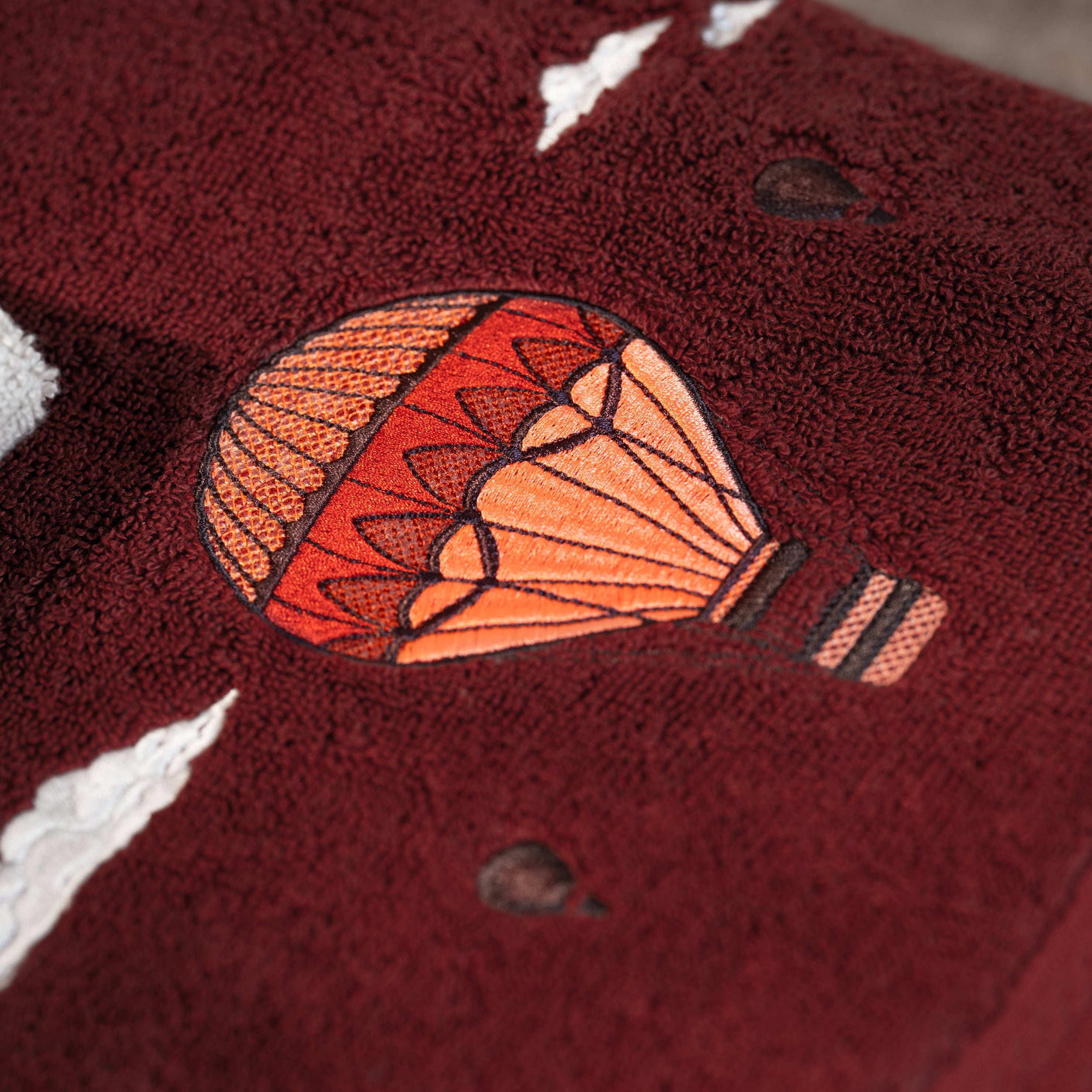 Serviette de bain bordeaux brodée – Traversée des Rêves