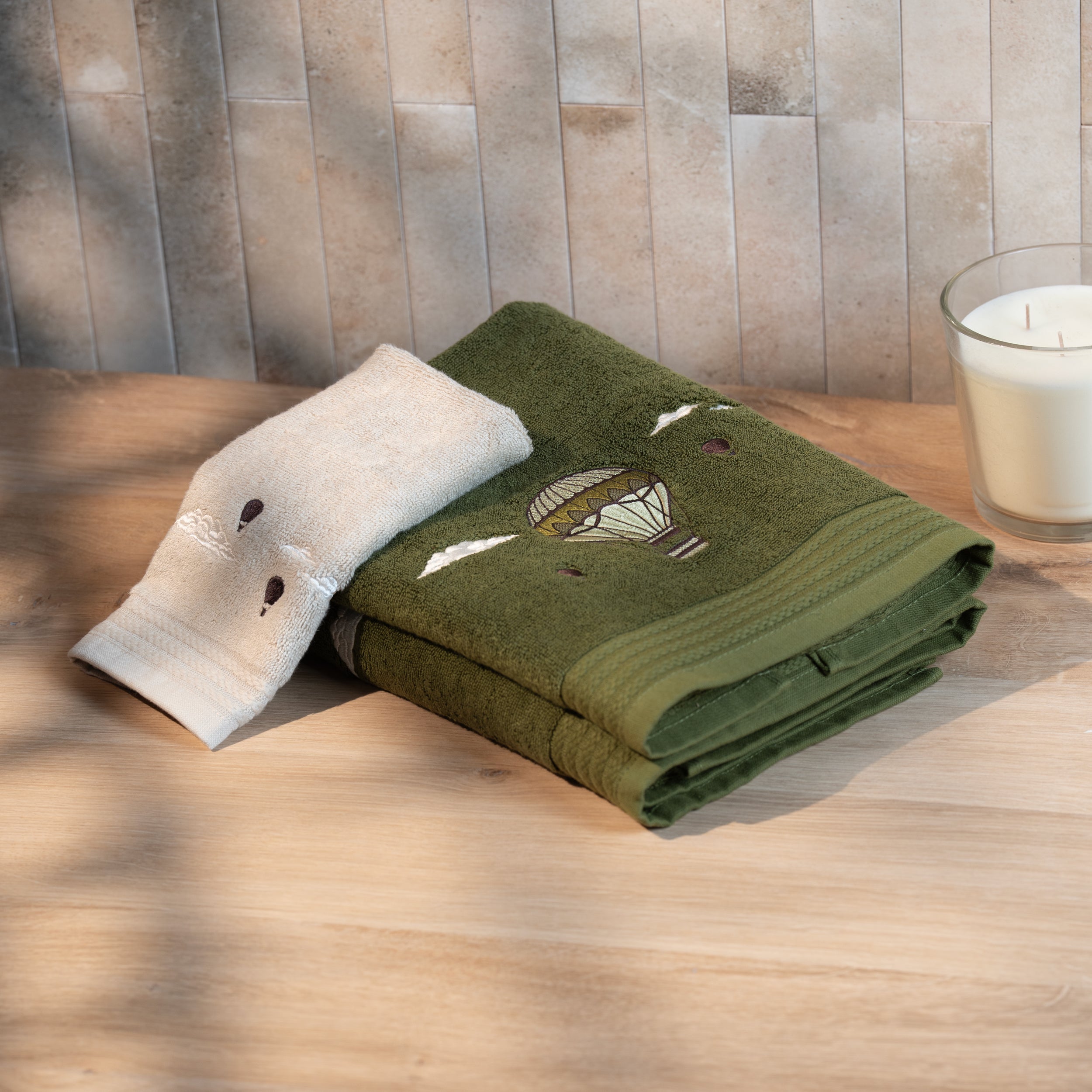 Serviette de bain verte brodée – Traversée des Rêves