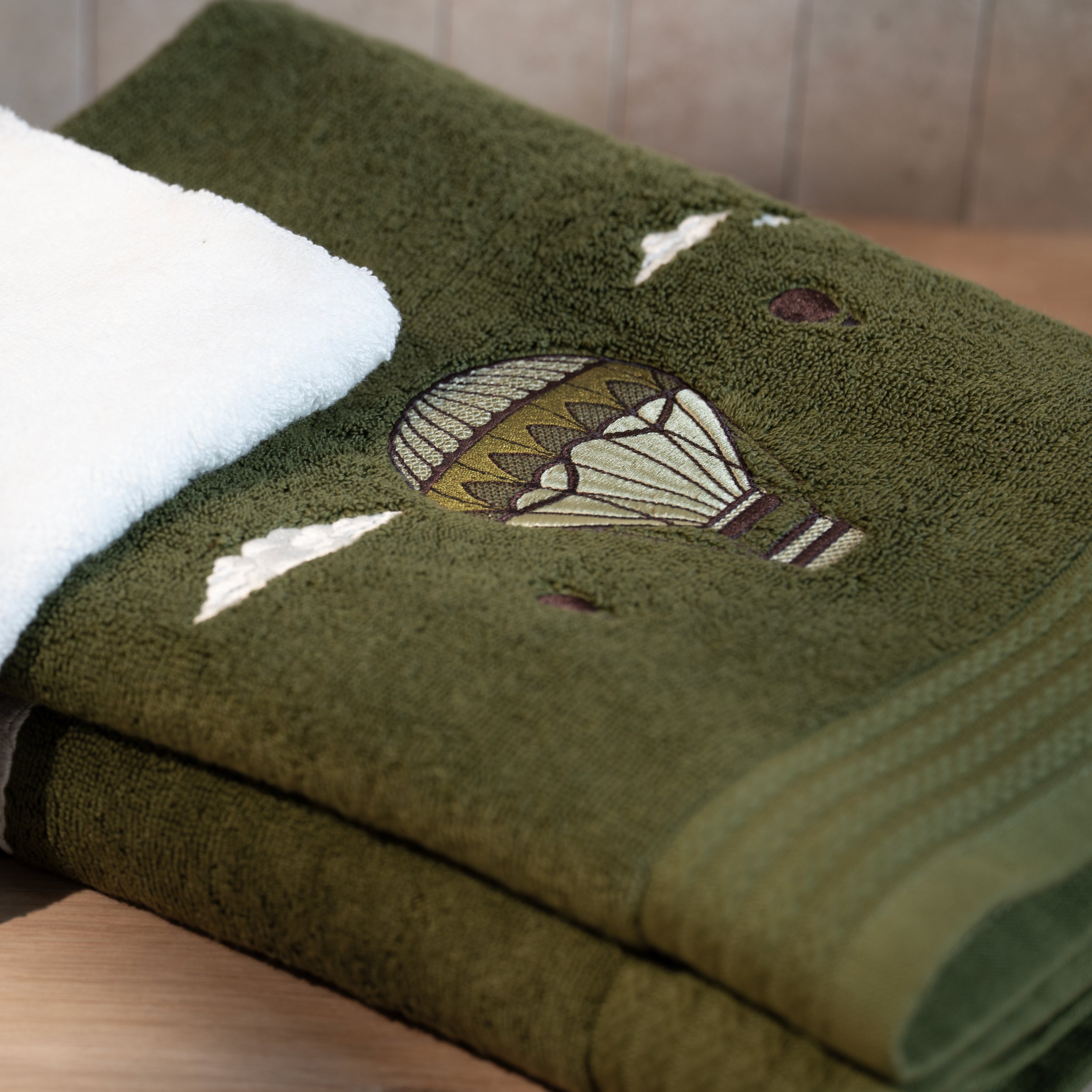 Serviette de bain verte brodée – Traversée des Rêves