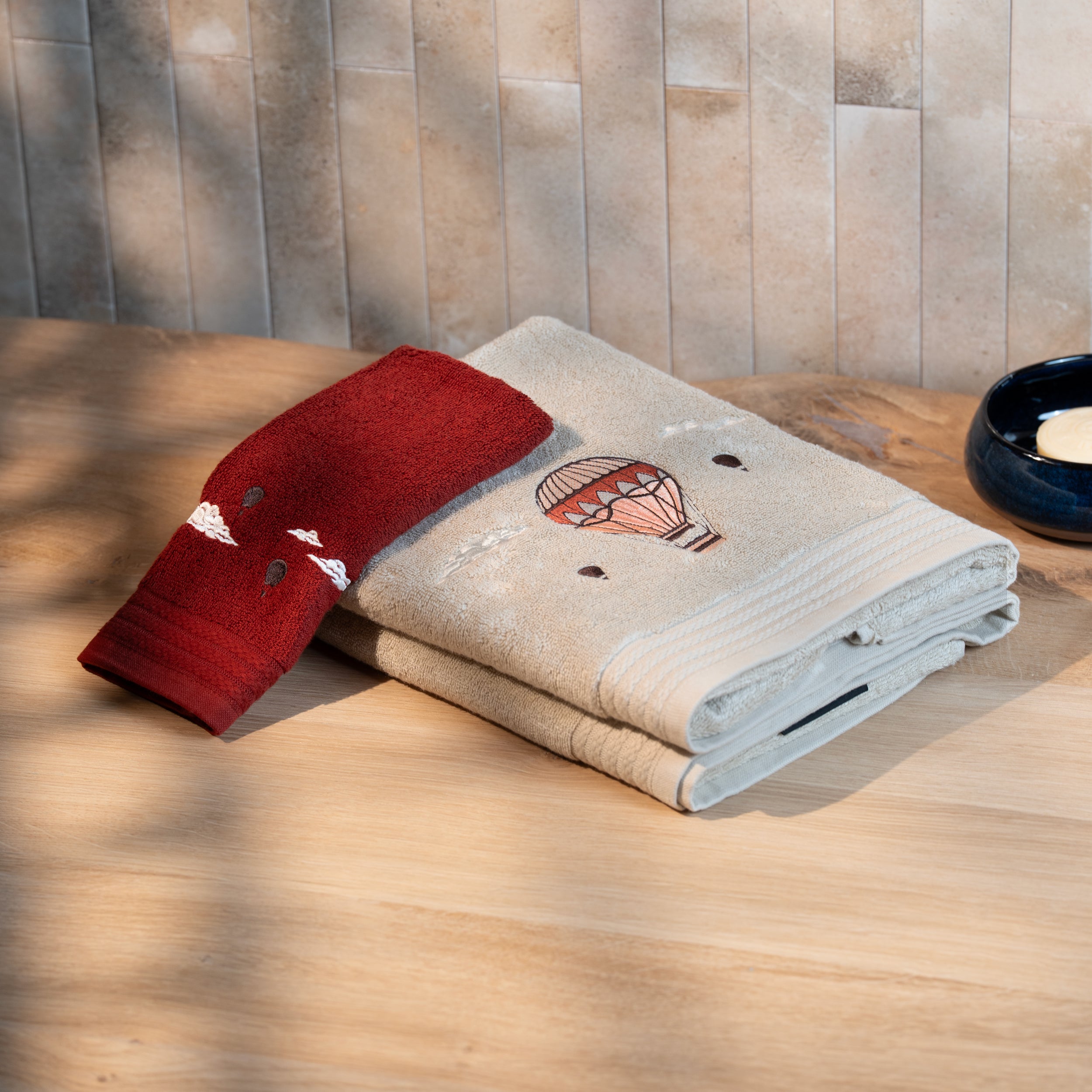 Serviette de bain beige brodée – Traversée des Rêves
