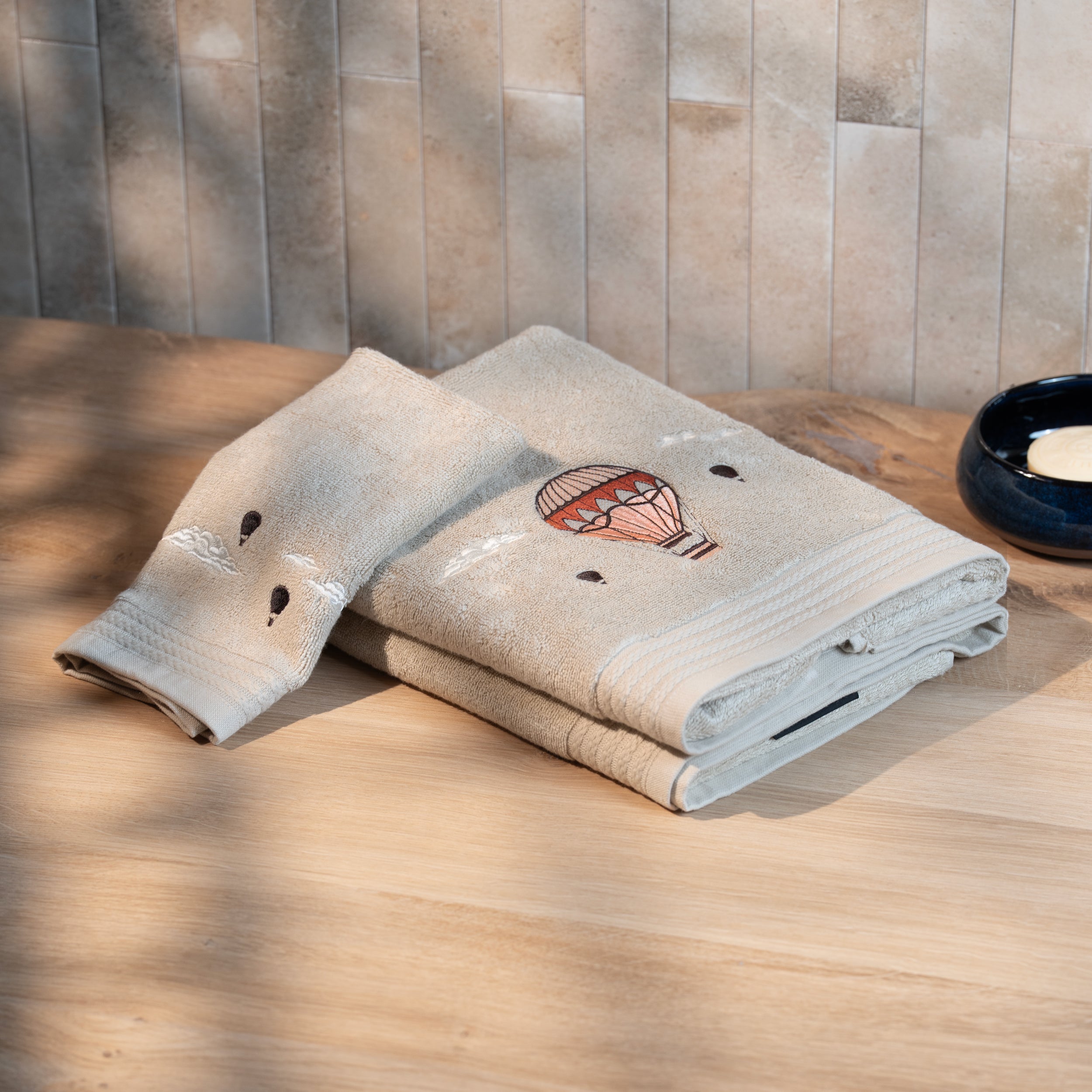 Serviette invité beige brodée - Traversée des Rêves