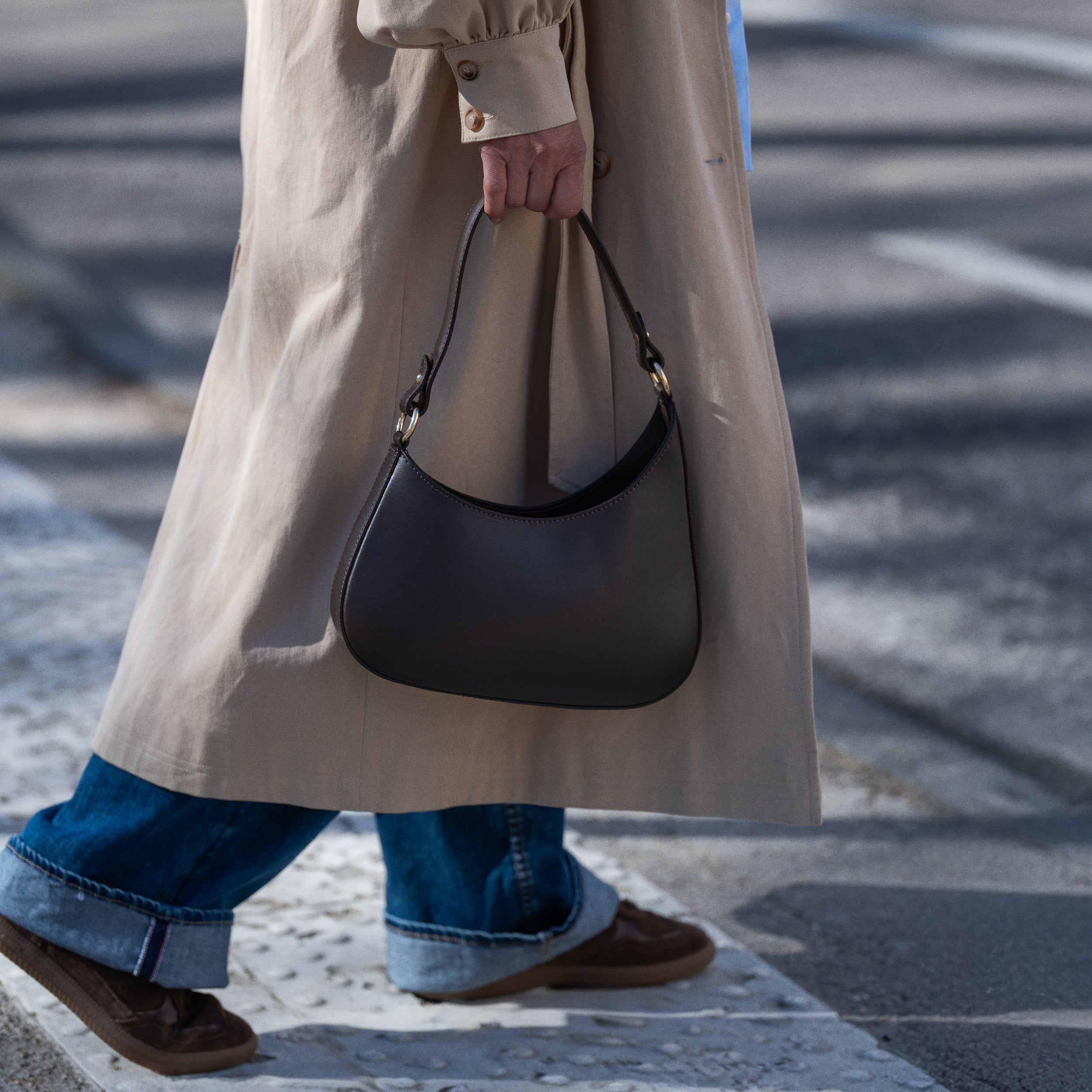 Sac hobo asymétrique en cuir lisse marron - Camélia