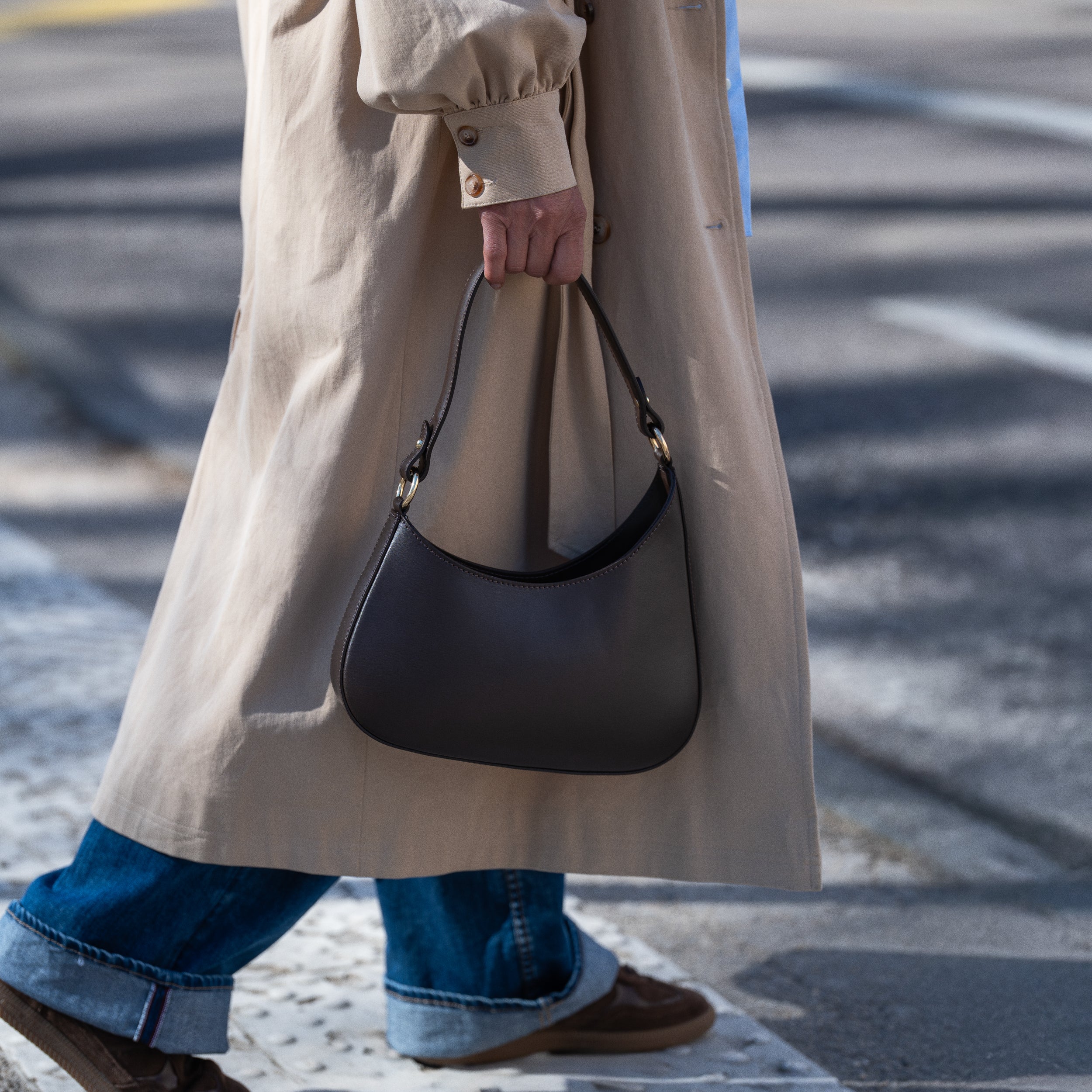 Sac hobo asymétrique en cuir lisse marron - Camélia