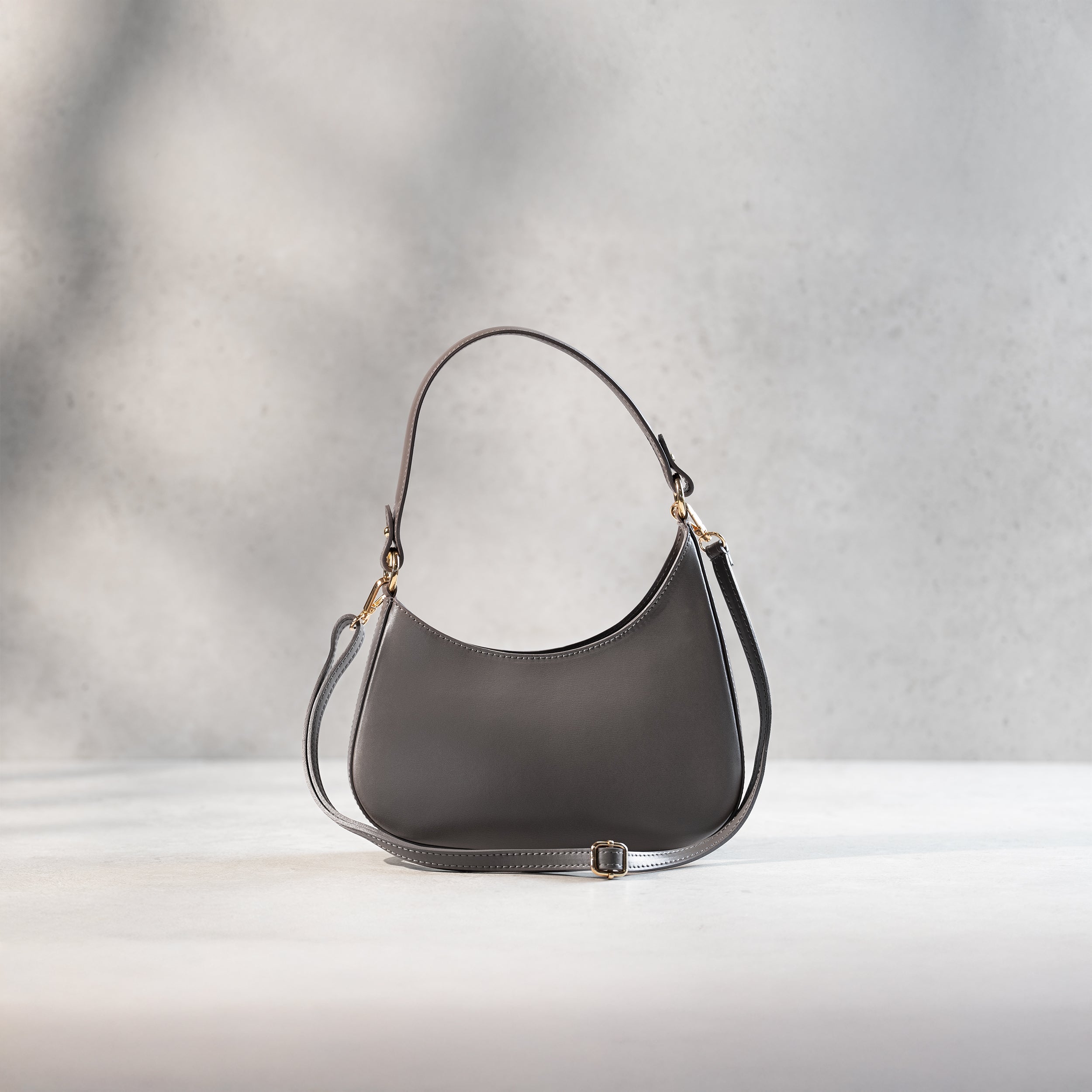 Sac hobo asymétrique en cuir lisse taupe - Camélia
