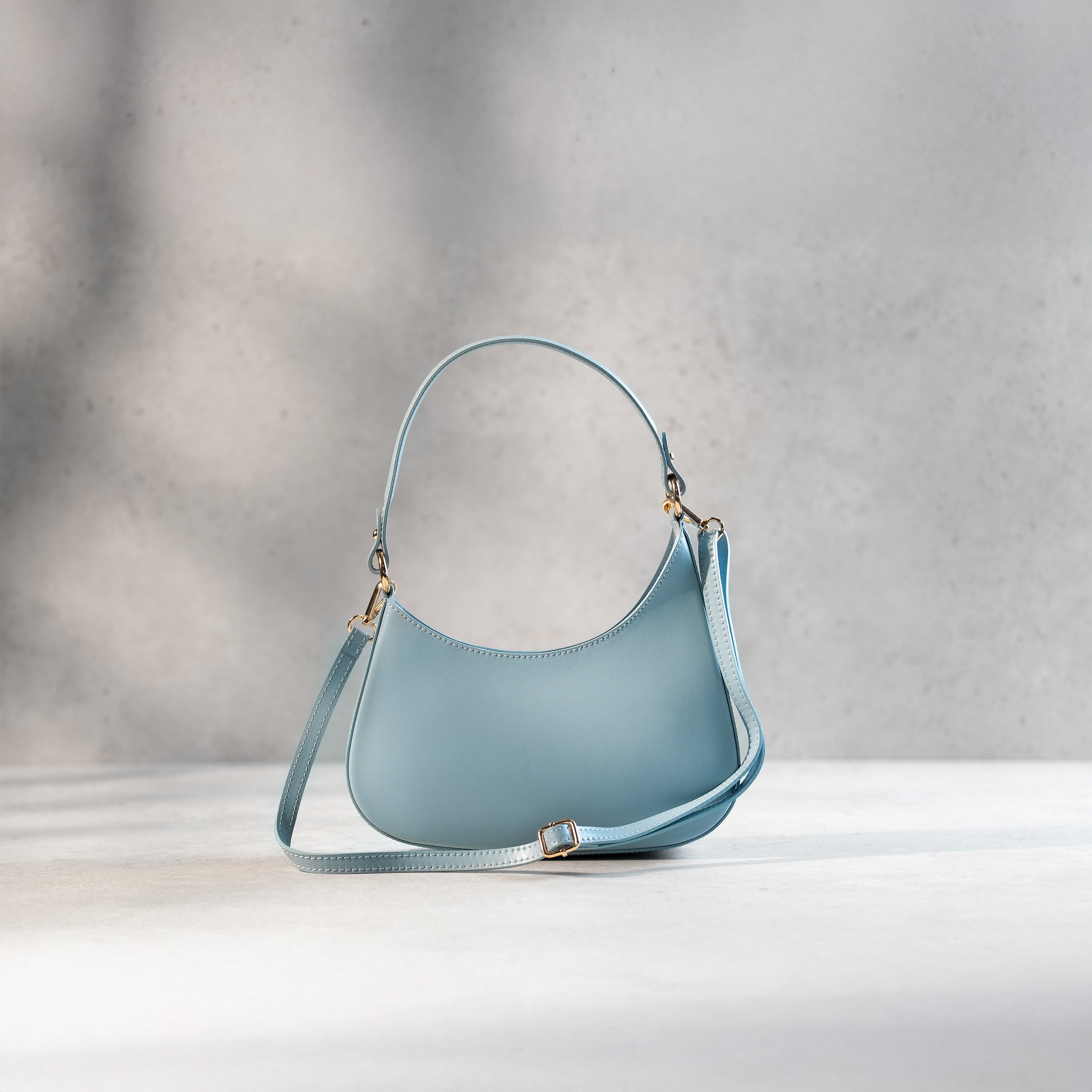 Sac hobo asymétrique en cuir lisse bleu - Camélia