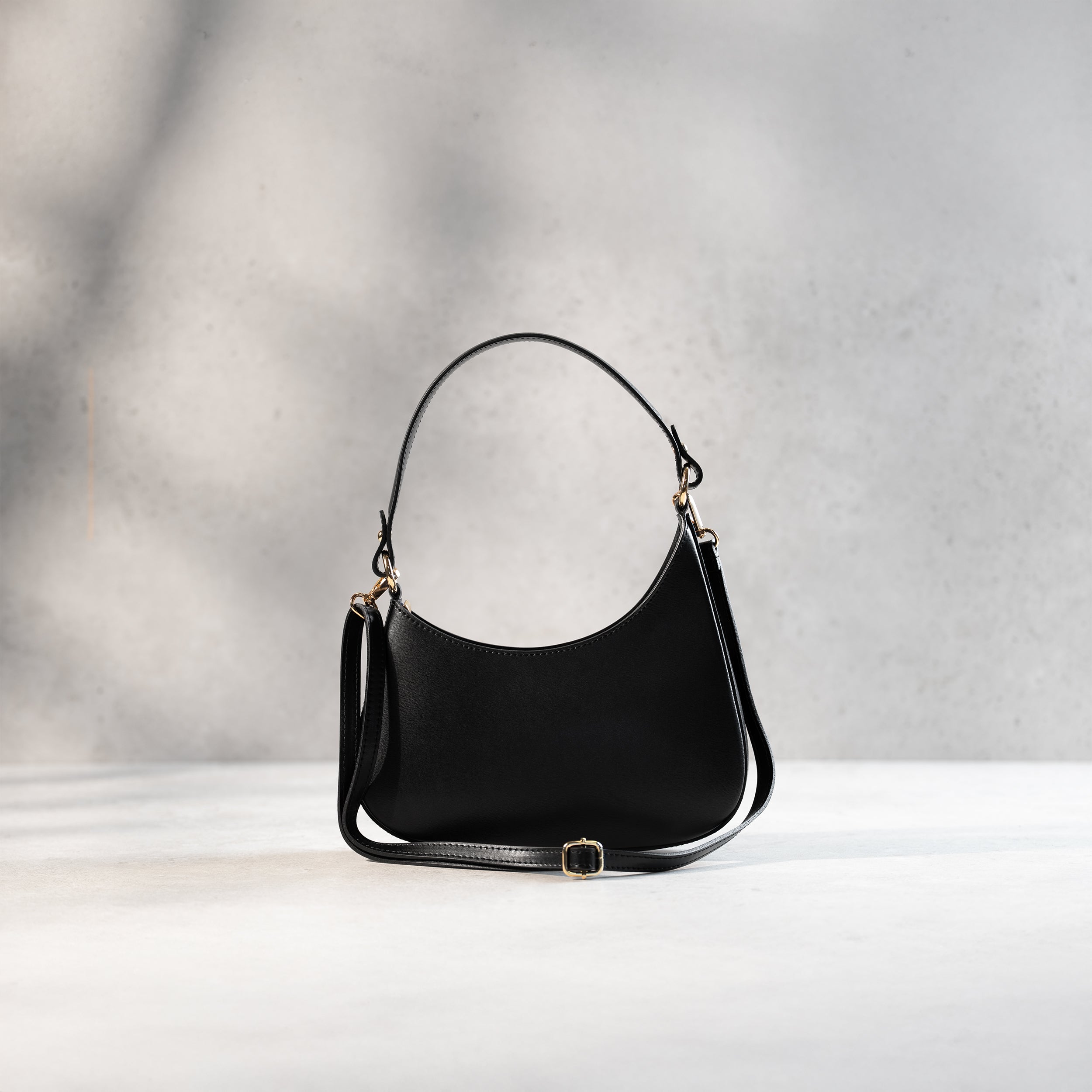 Sac hobo asymétrique en cuir lisse noir - Camélia