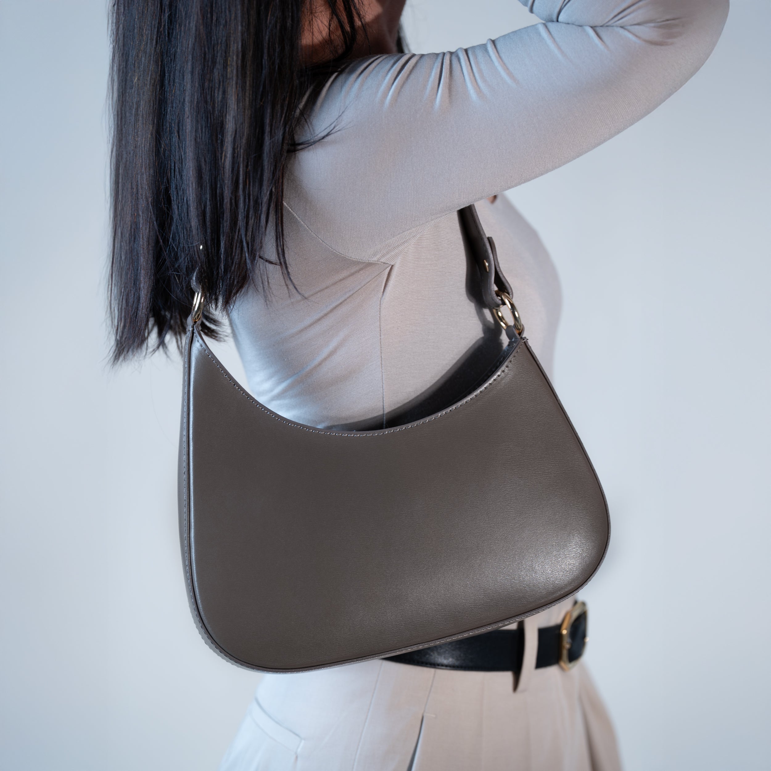 Sac hobo asymétrique en cuir lisse taupe - Camélia