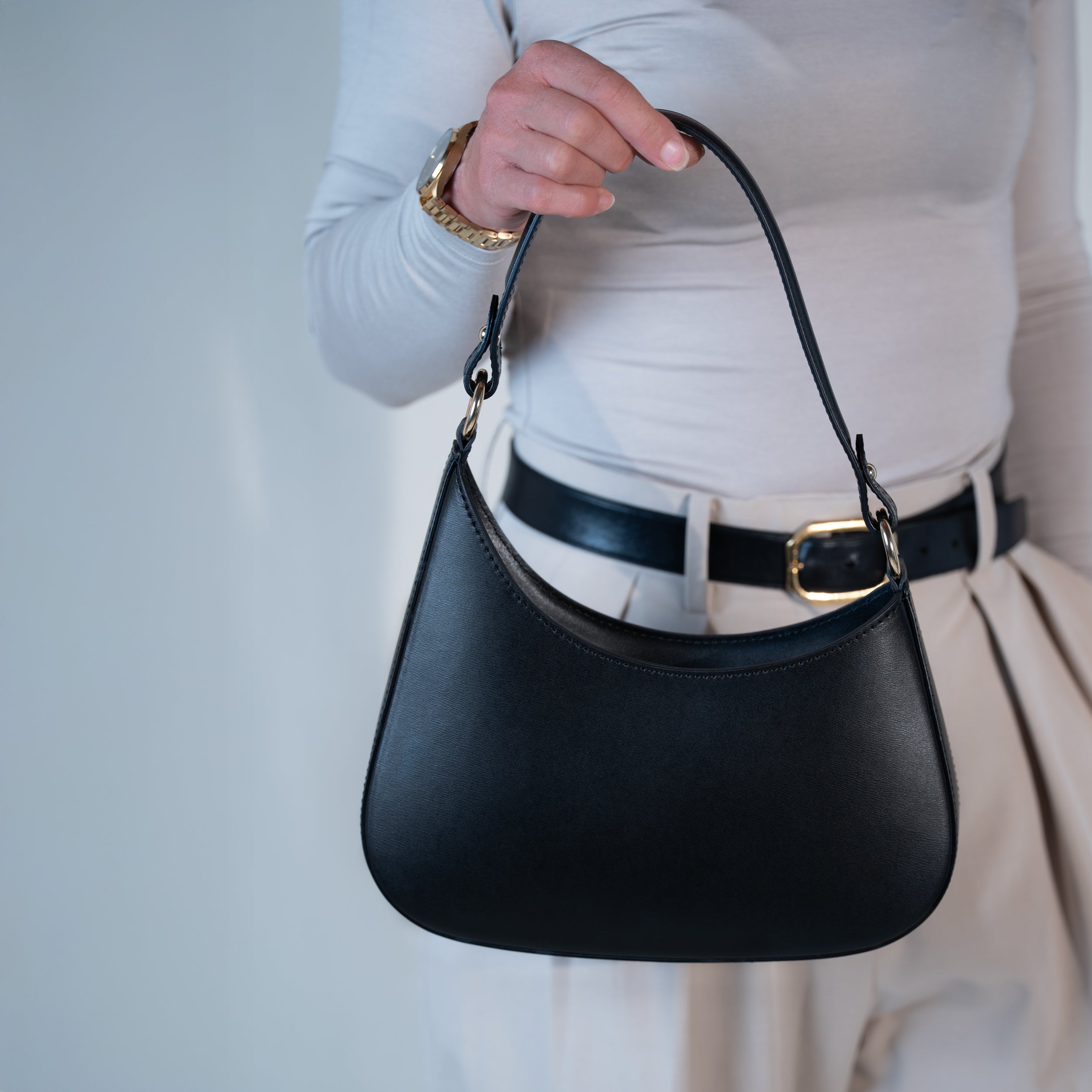 Sac hobo asymétrique en cuir lisse noir - Camélia