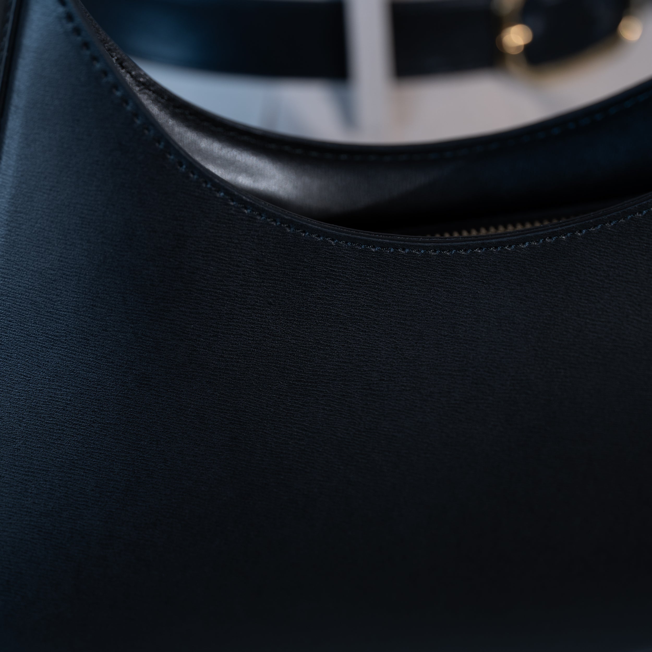 Sac hobo asymétrique en cuir lisse noir - Camélia