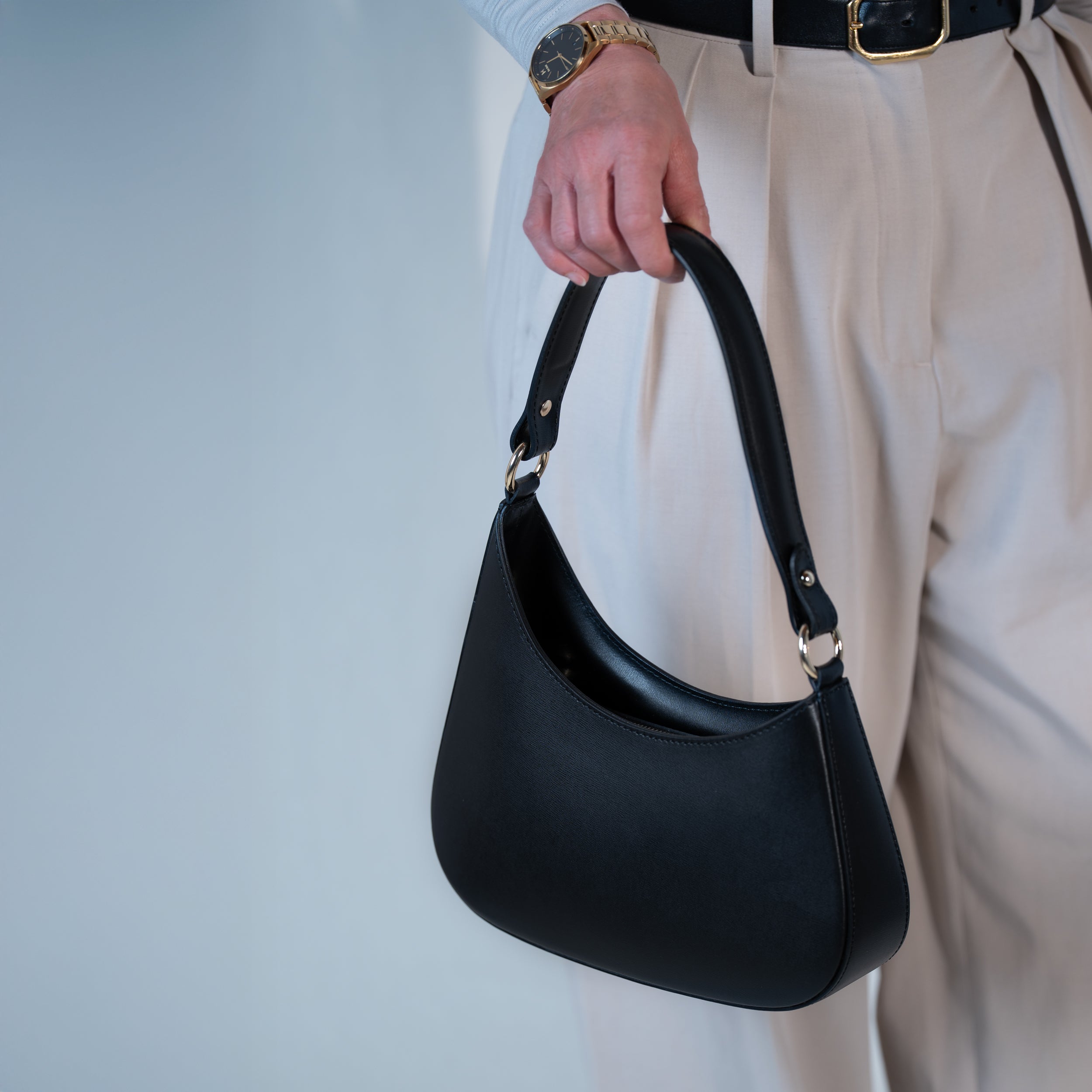 Sac hobo asymétrique en cuir lisse noir - Camélia