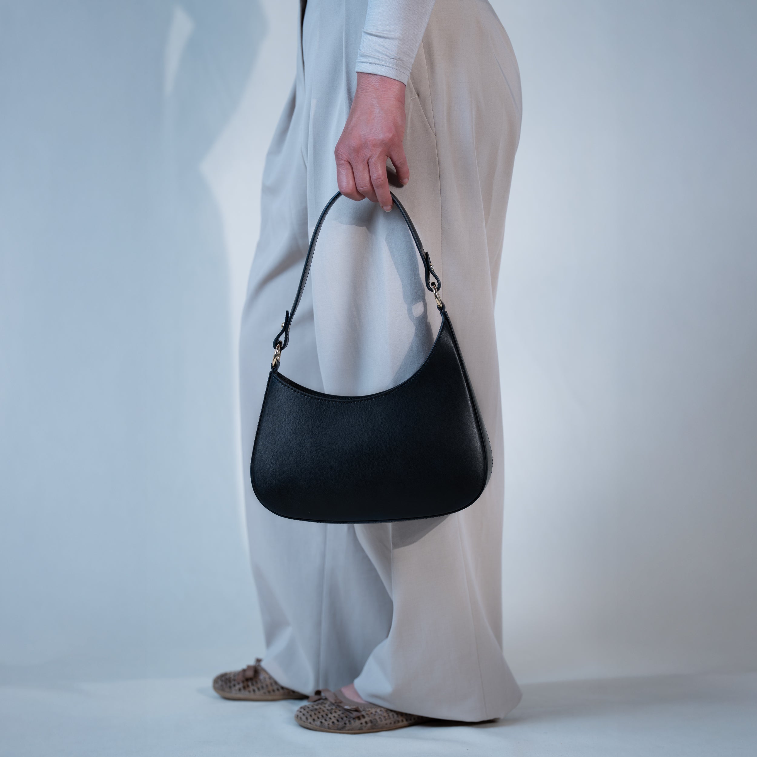 Sac hobo asymétrique en cuir lisse noir - Camélia