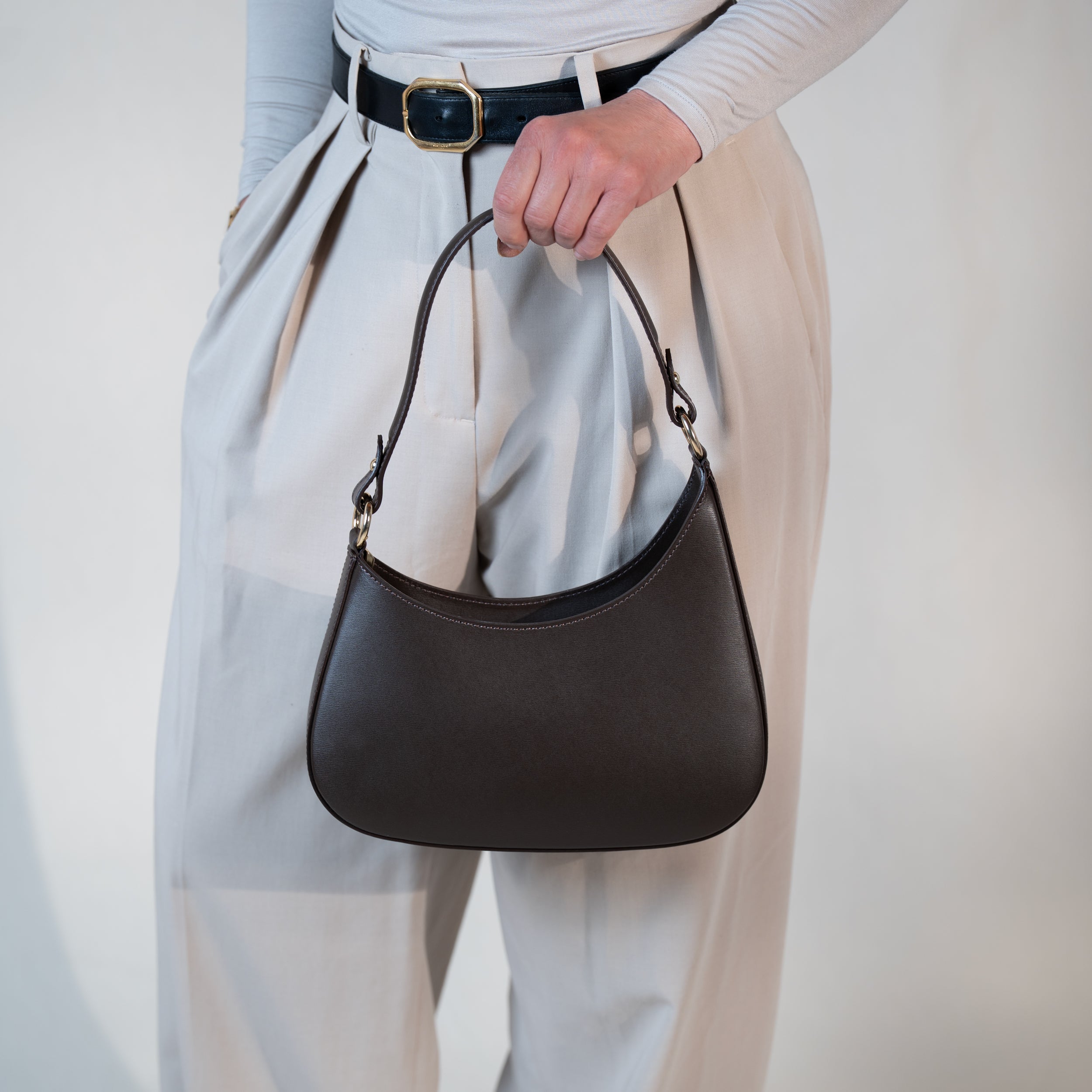 Sac hobo asymétrique en cuir lisse marron - Camélia