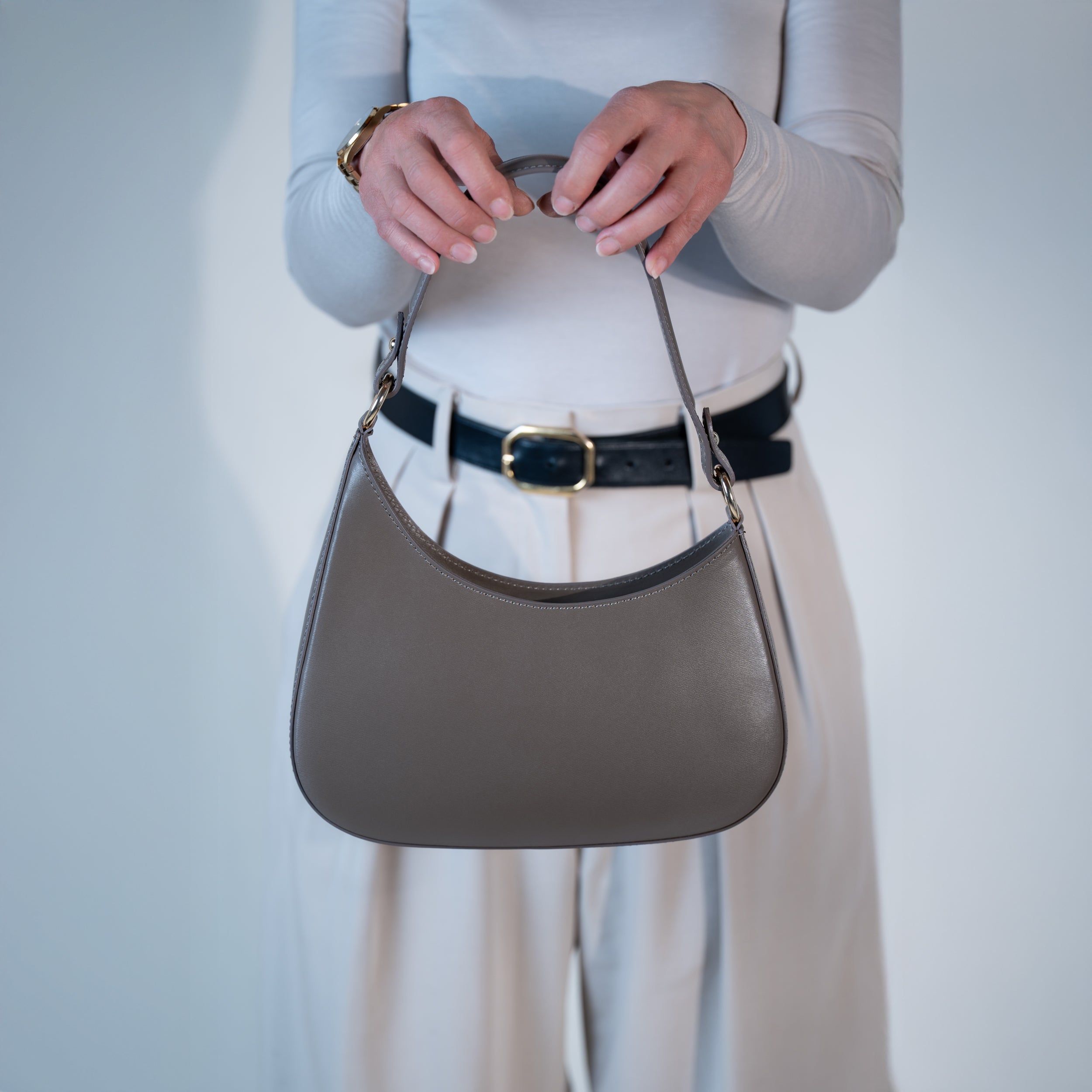 Sac hobo asymétrique en cuir lisse taupe - Camélia