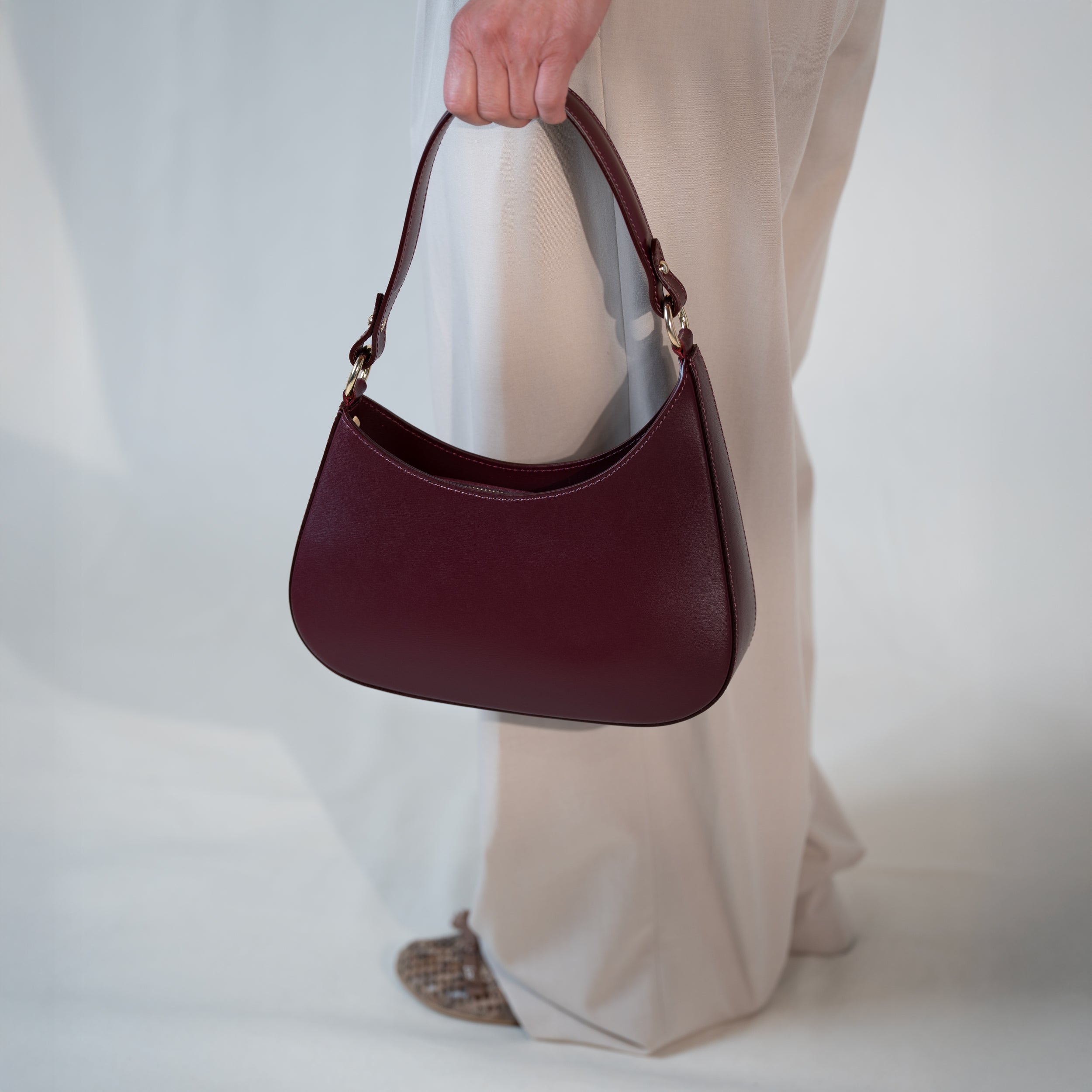 Sac hobo asymétrique en cuir lisse bordeaux - Camélia
