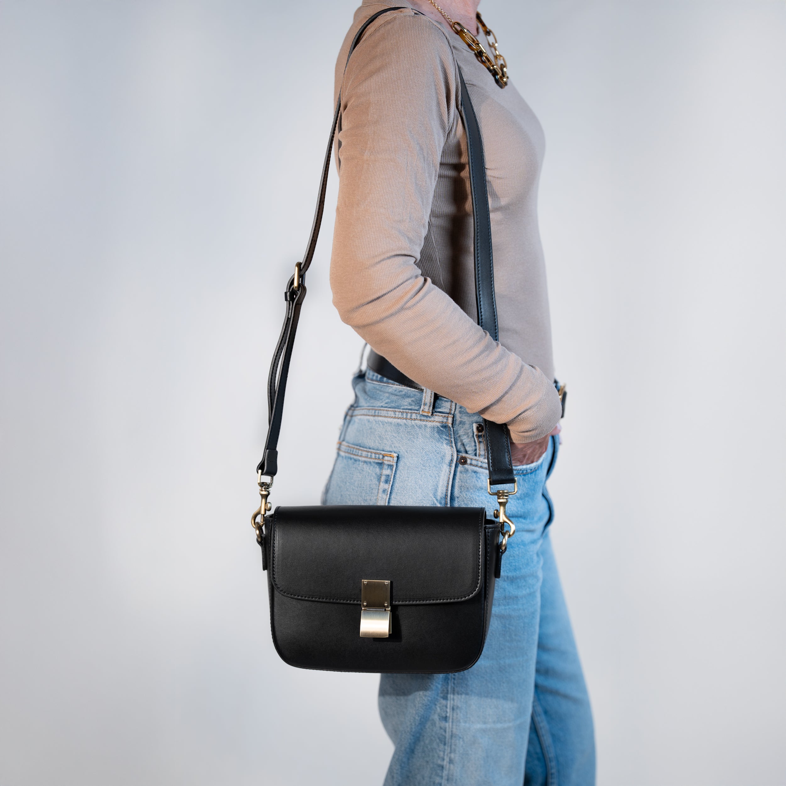 Sac bandoulière en cuir lisse noir - Garance