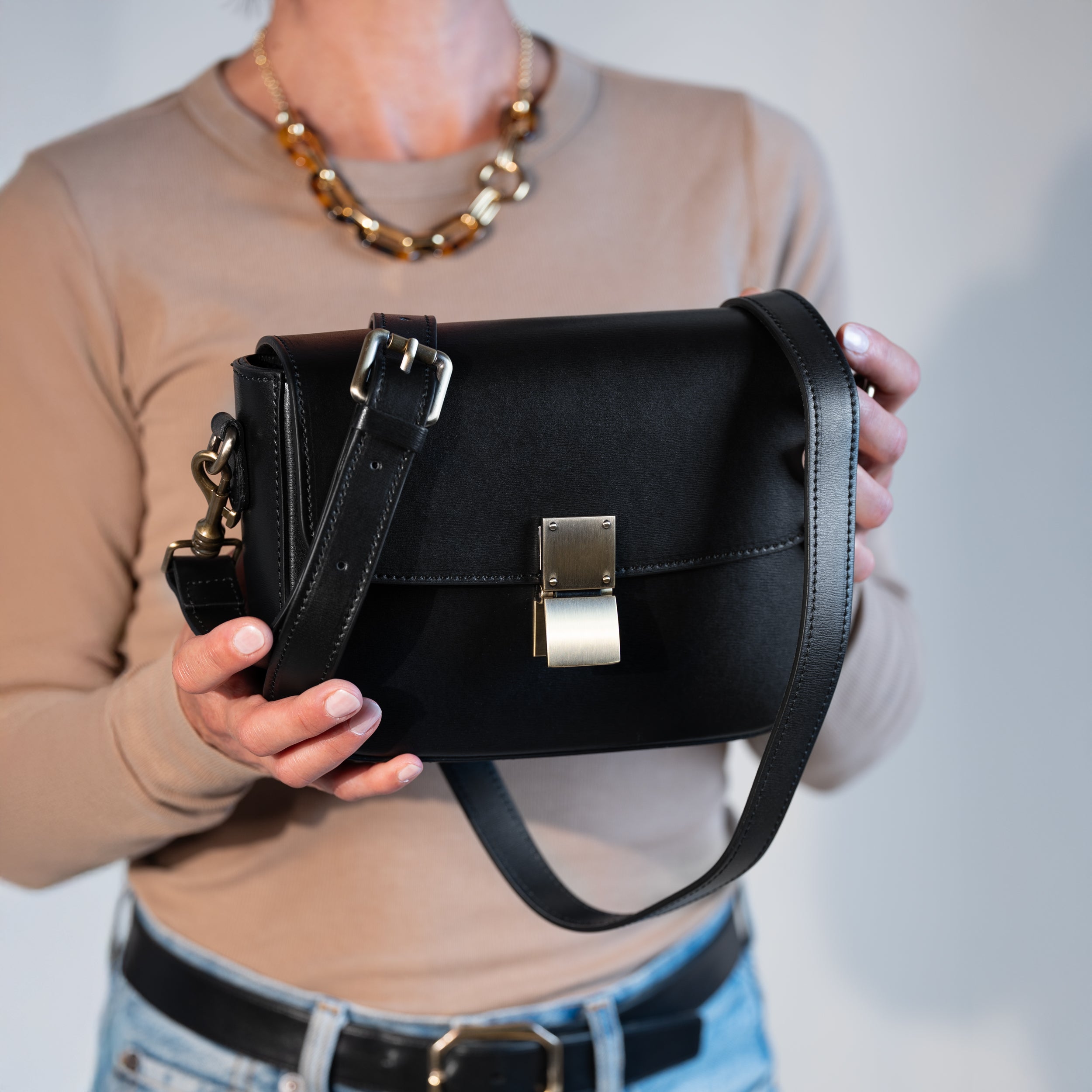 Sac bandoulière en cuir lisse noir - Garance