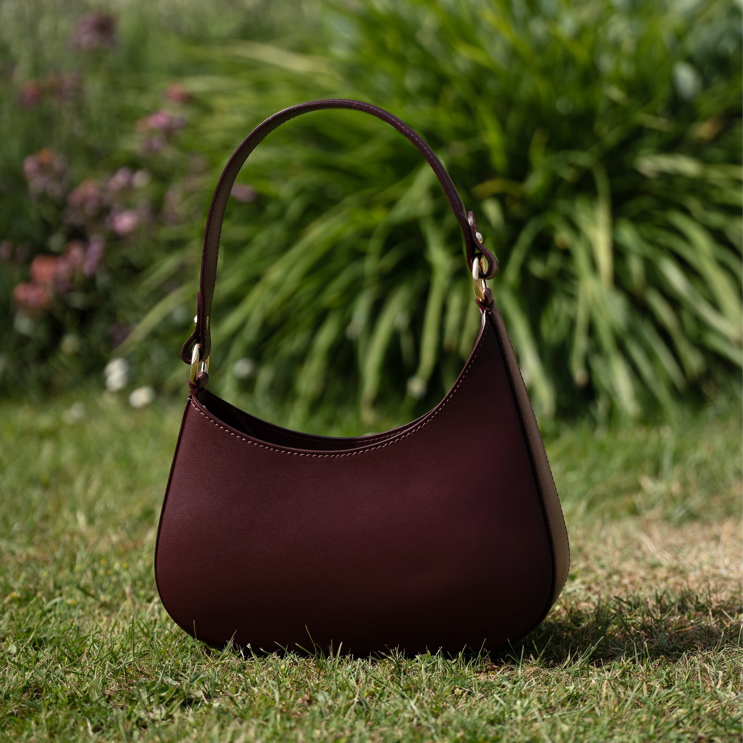 Sac hobo asymétrique en cuir lisse bordeaux - Camélia