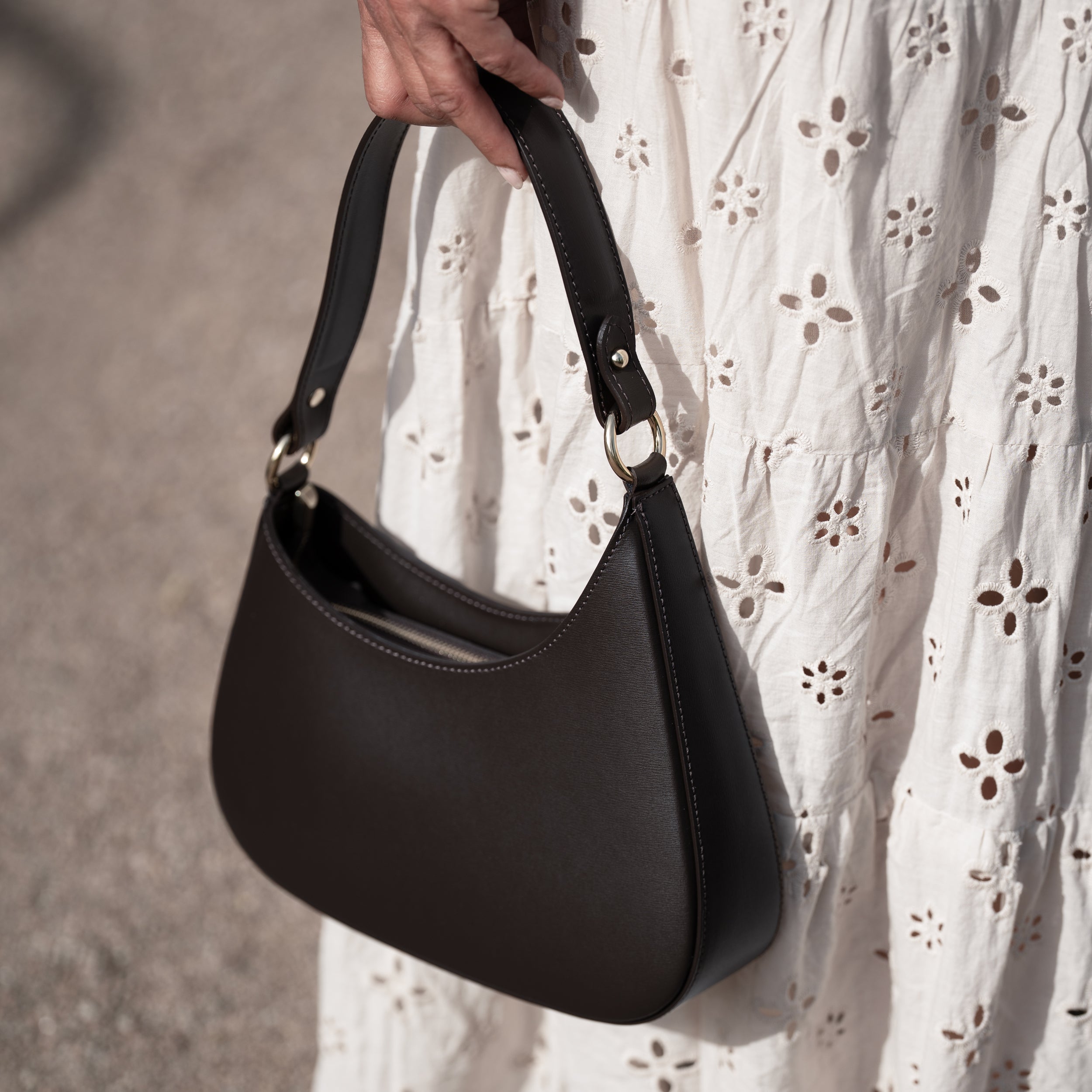 Sac hobo asymétrique en cuir lisse marron - Camélia