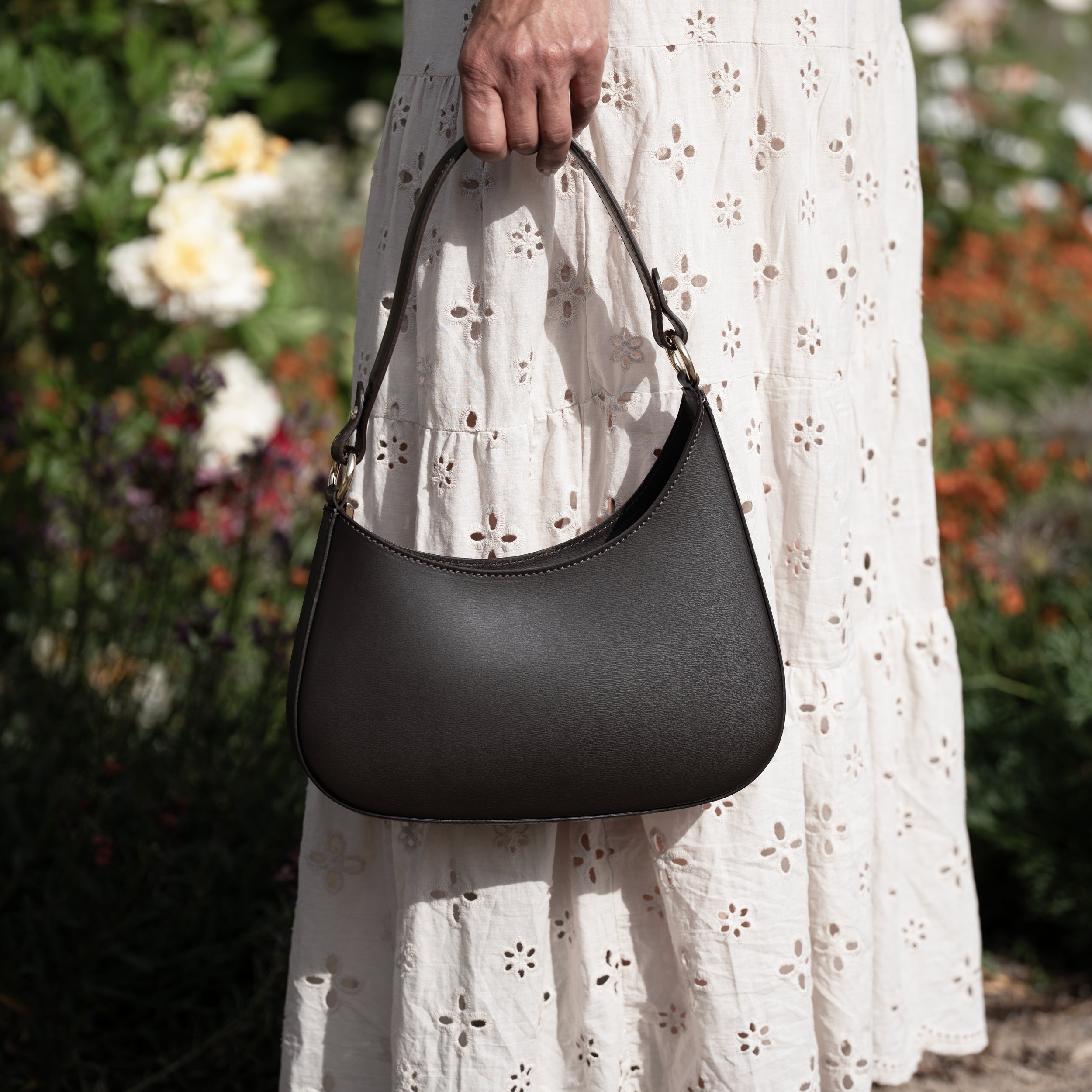 Sac hobo asymétrique en cuir lisse marron - Camélia