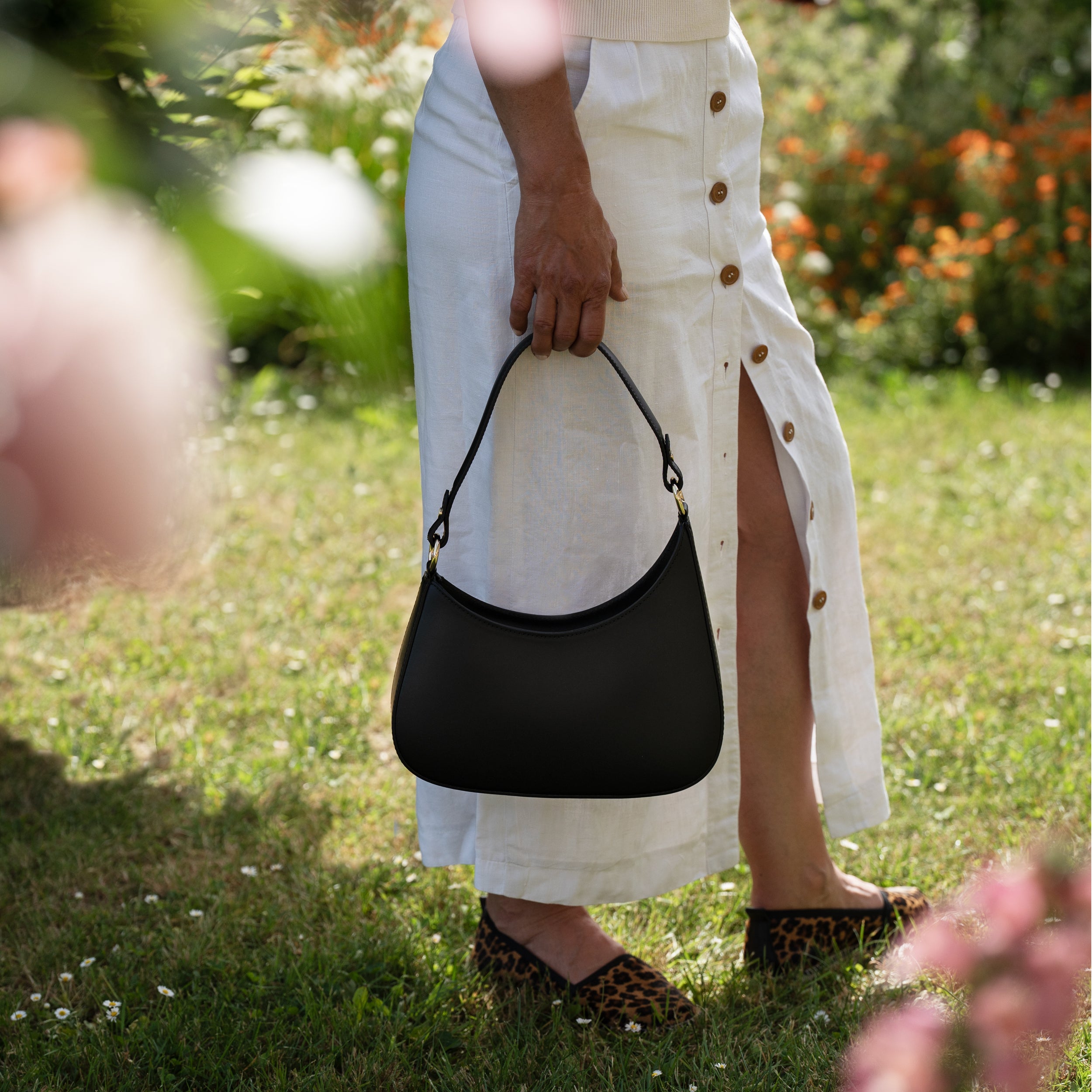 Sac hobo asymétrique en cuir lisse noir - Camélia