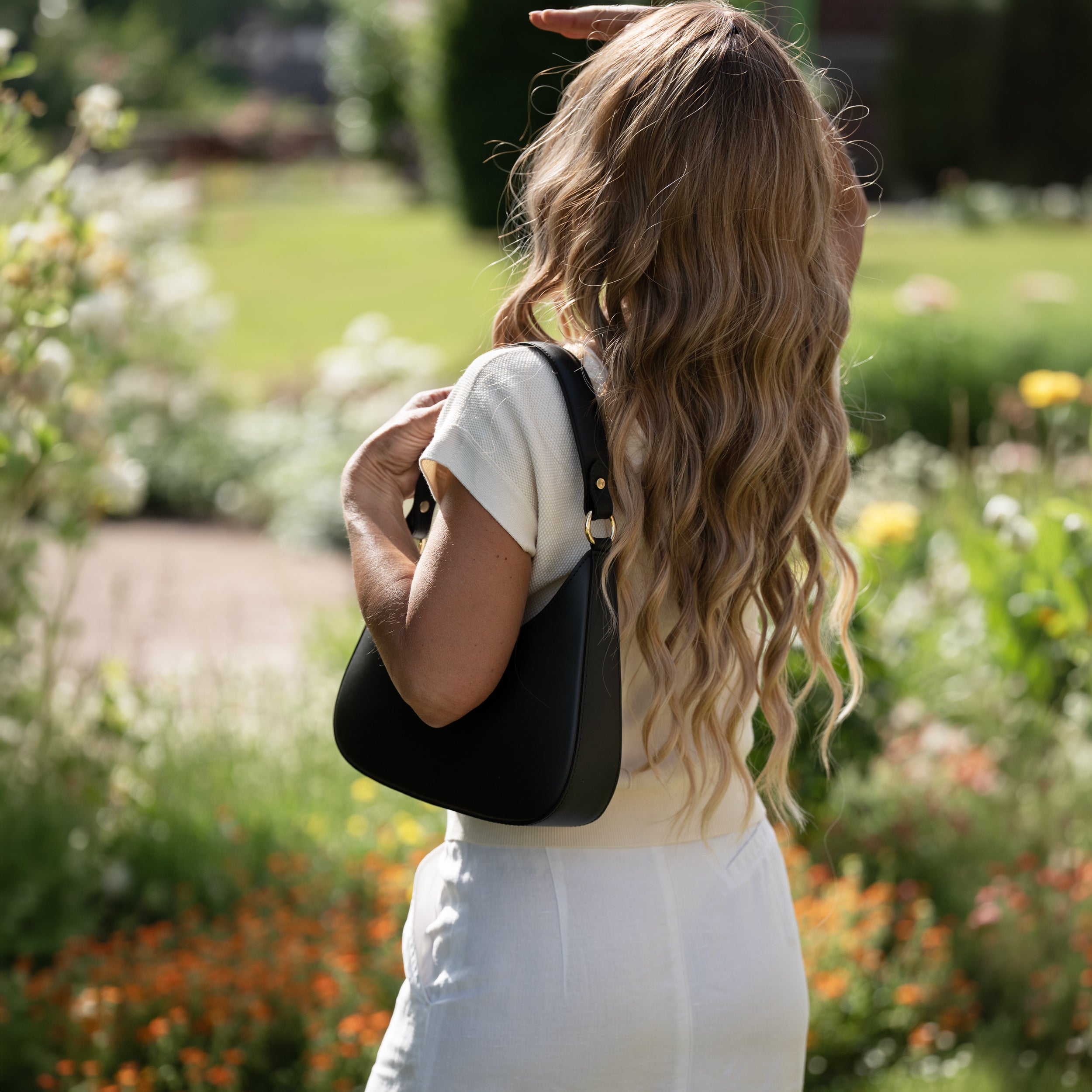 Sac hobo asymétrique en cuir lisse noir - Camélia